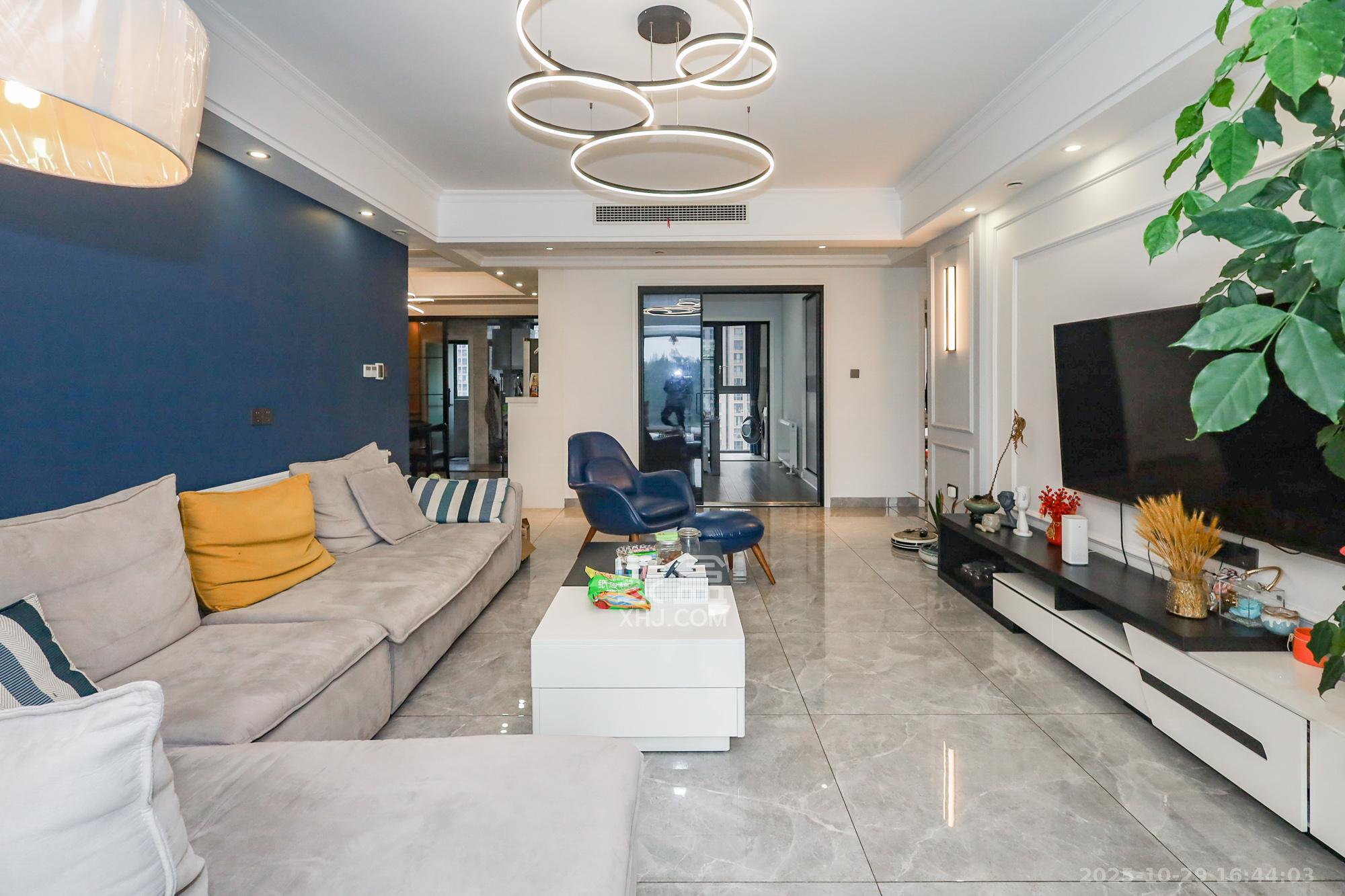 八方小区B区  3室2厅2卫    450.0万客厅