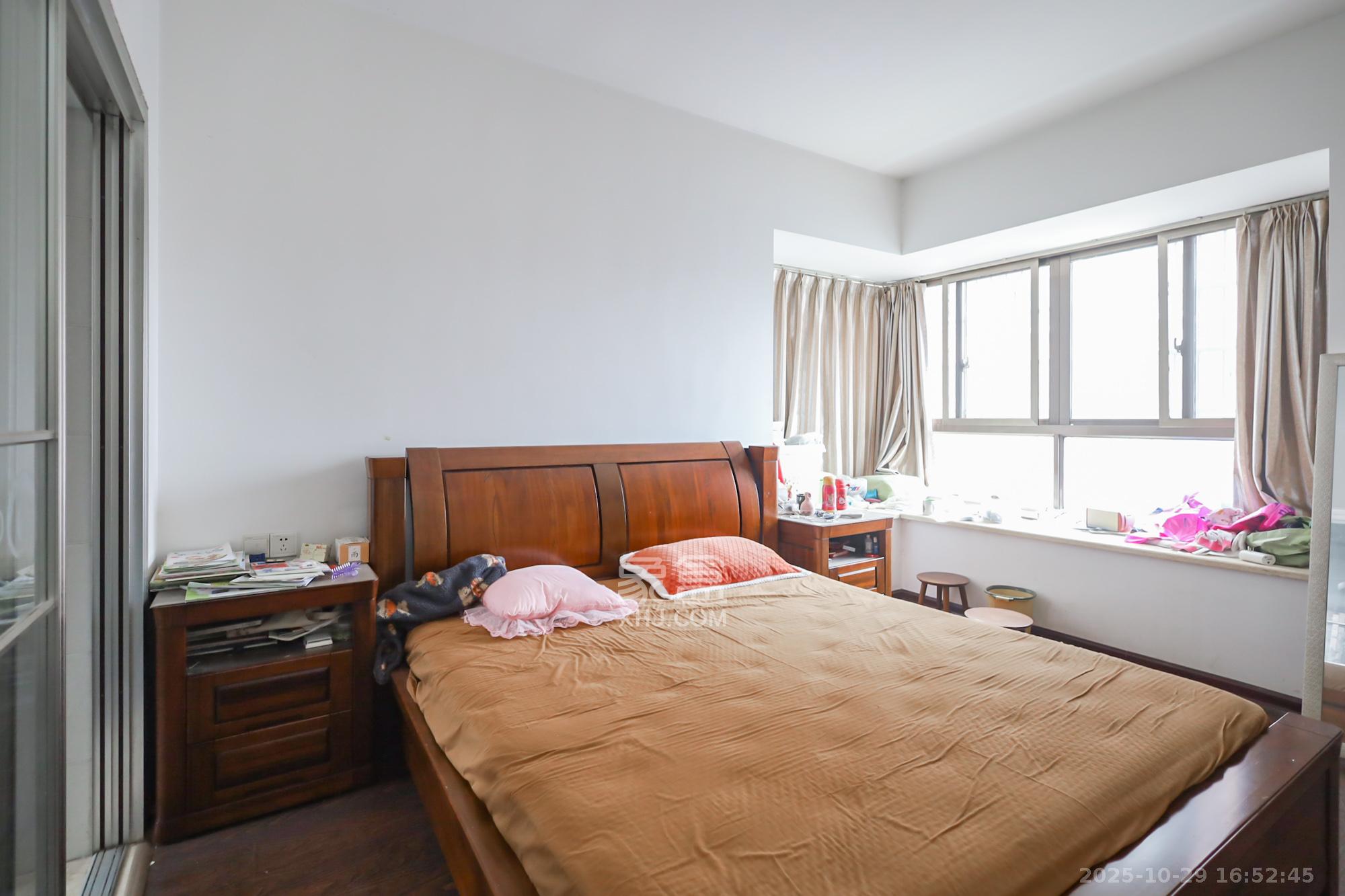 西岸润泽府  5室2厅2卫    168.0万 西岸润泽府  5室2厅2卫    168.0万卧室