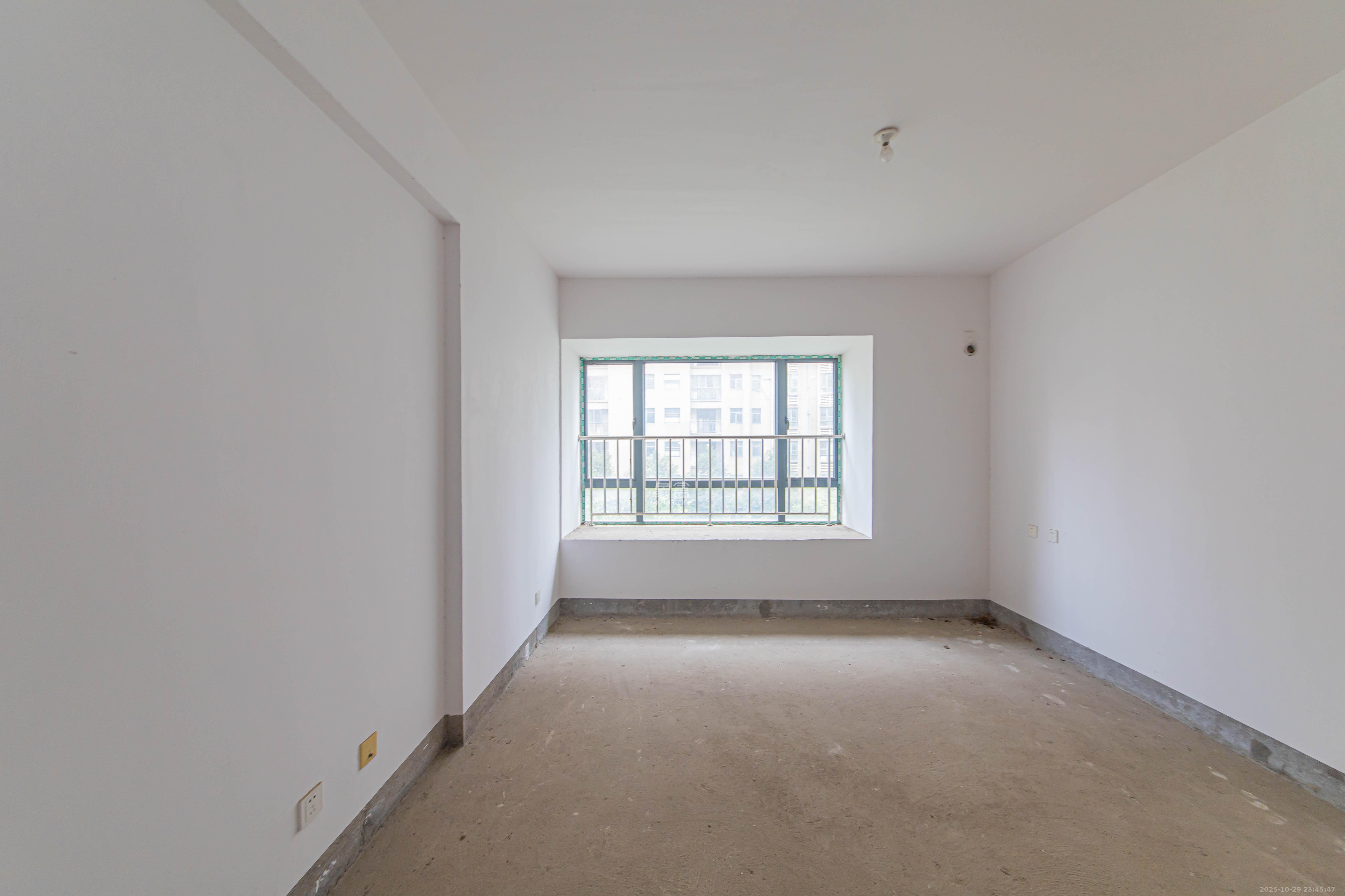 和美星城  4室2厅2卫    110.0万卧室