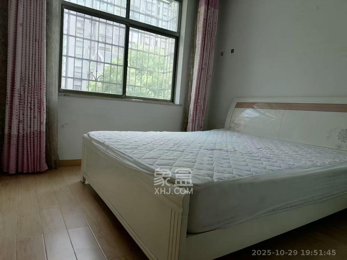 金桂小区一期  3室2厅2卫    1700.0元/月室内图