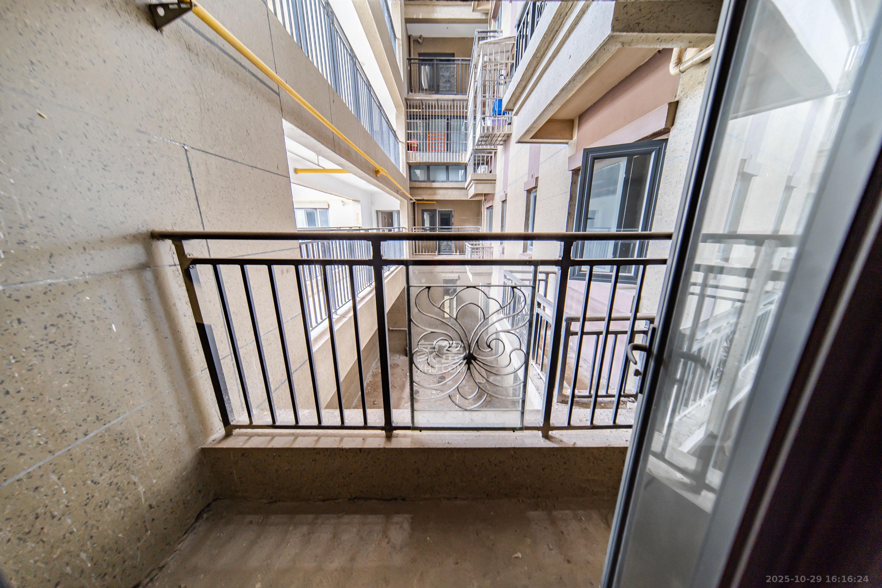 梦想滨江左岸  4室2厅2卫    65.0万阳台