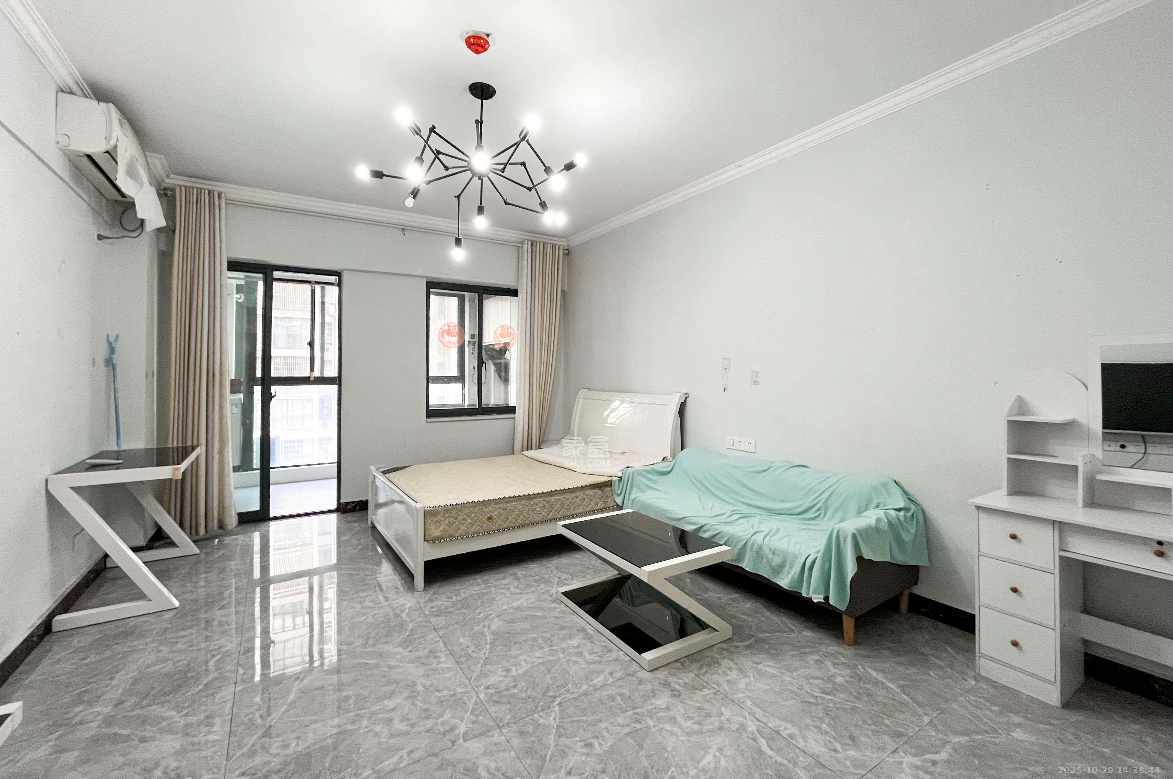 望兴景园二期（望兴西西里）  1室1厅1卫    33.0万客厅