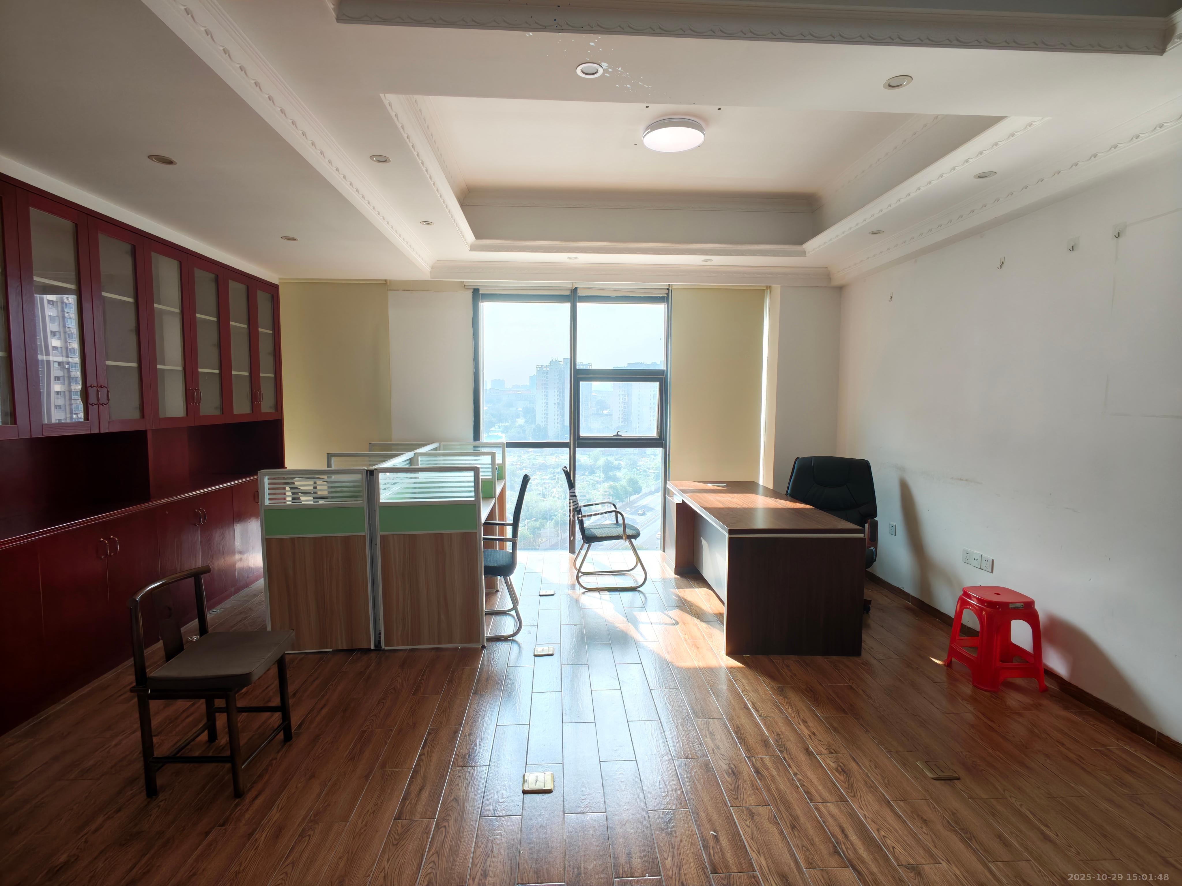 万坤图财富广场  1室2厅1卫    3200.0元/月