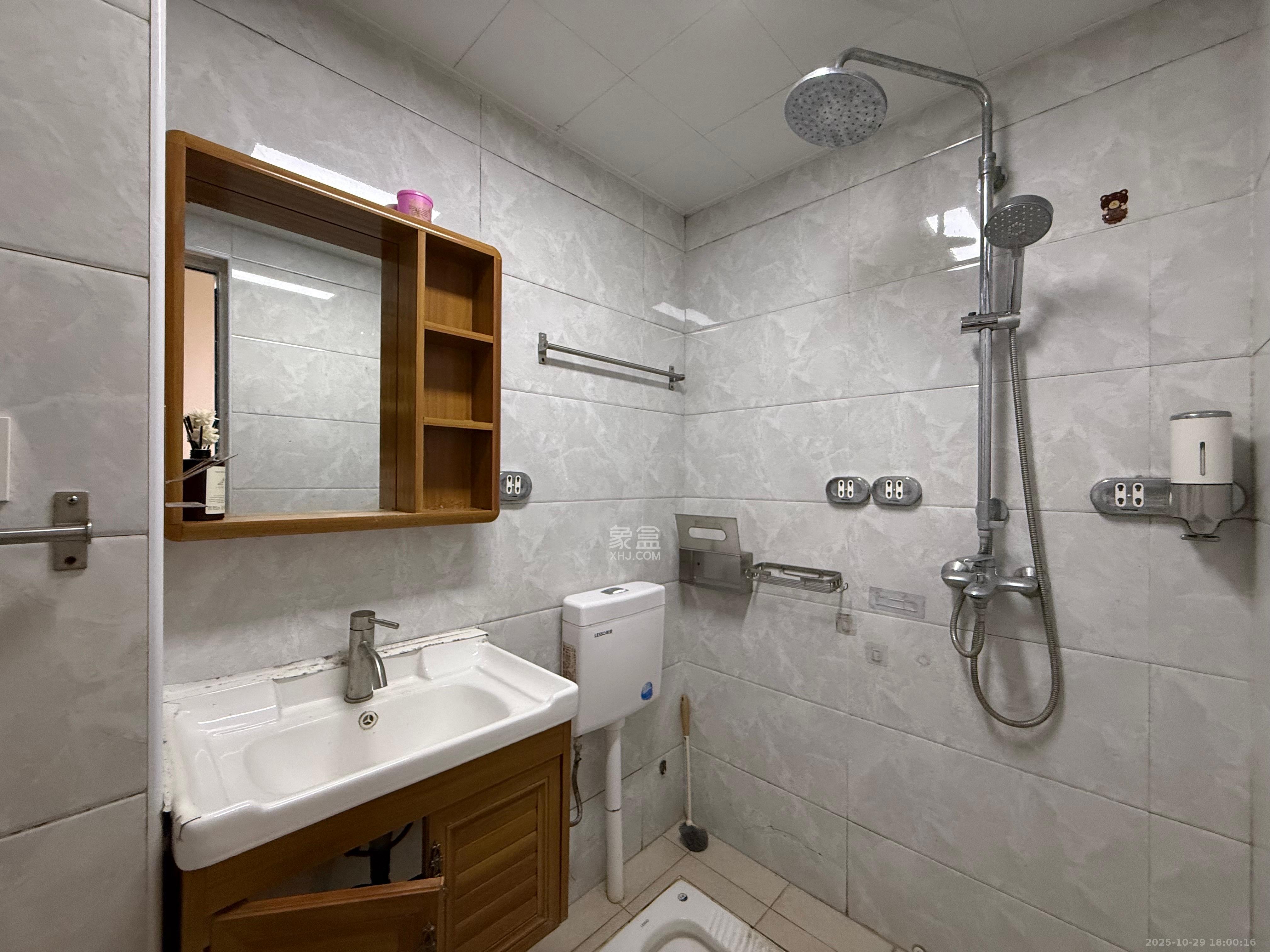 荣悦台 1室1厅1卫 1800.0元/月 荣悦台 1室1厅1卫 1800.0元/月室内图