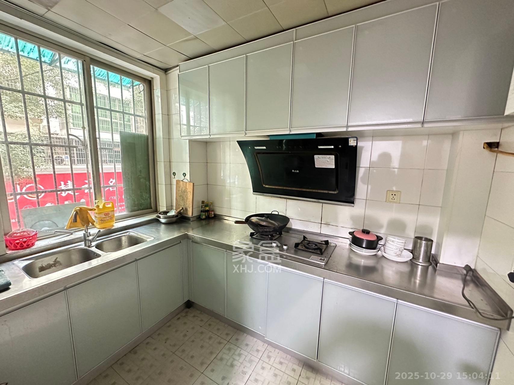 中南汽车世界  2室2厅1卫    1100.0元/月室内图