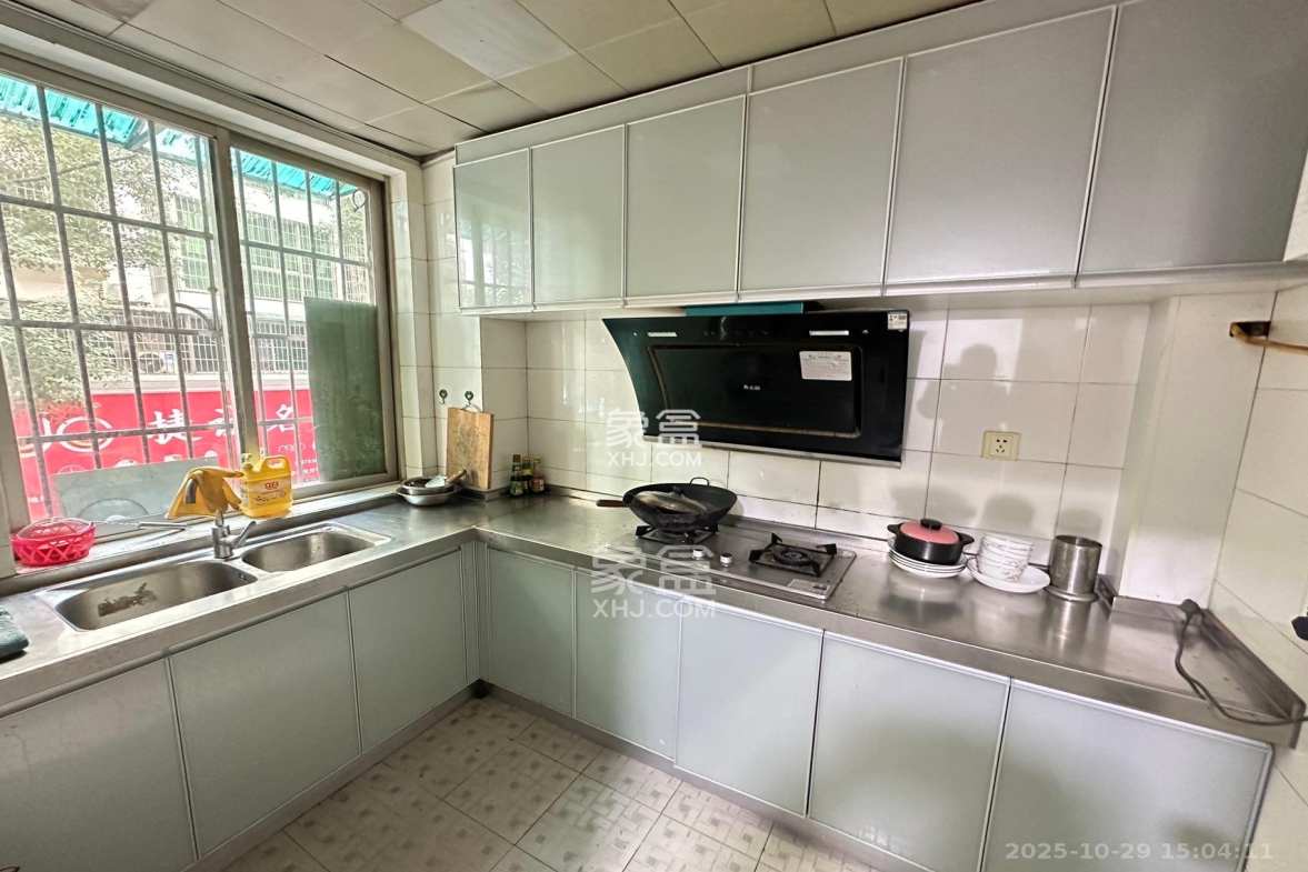 中南汽车世界 2室2厅1卫 1100.0元/月 中南汽车世界 2室2厅1卫 1100.0元/月室内图