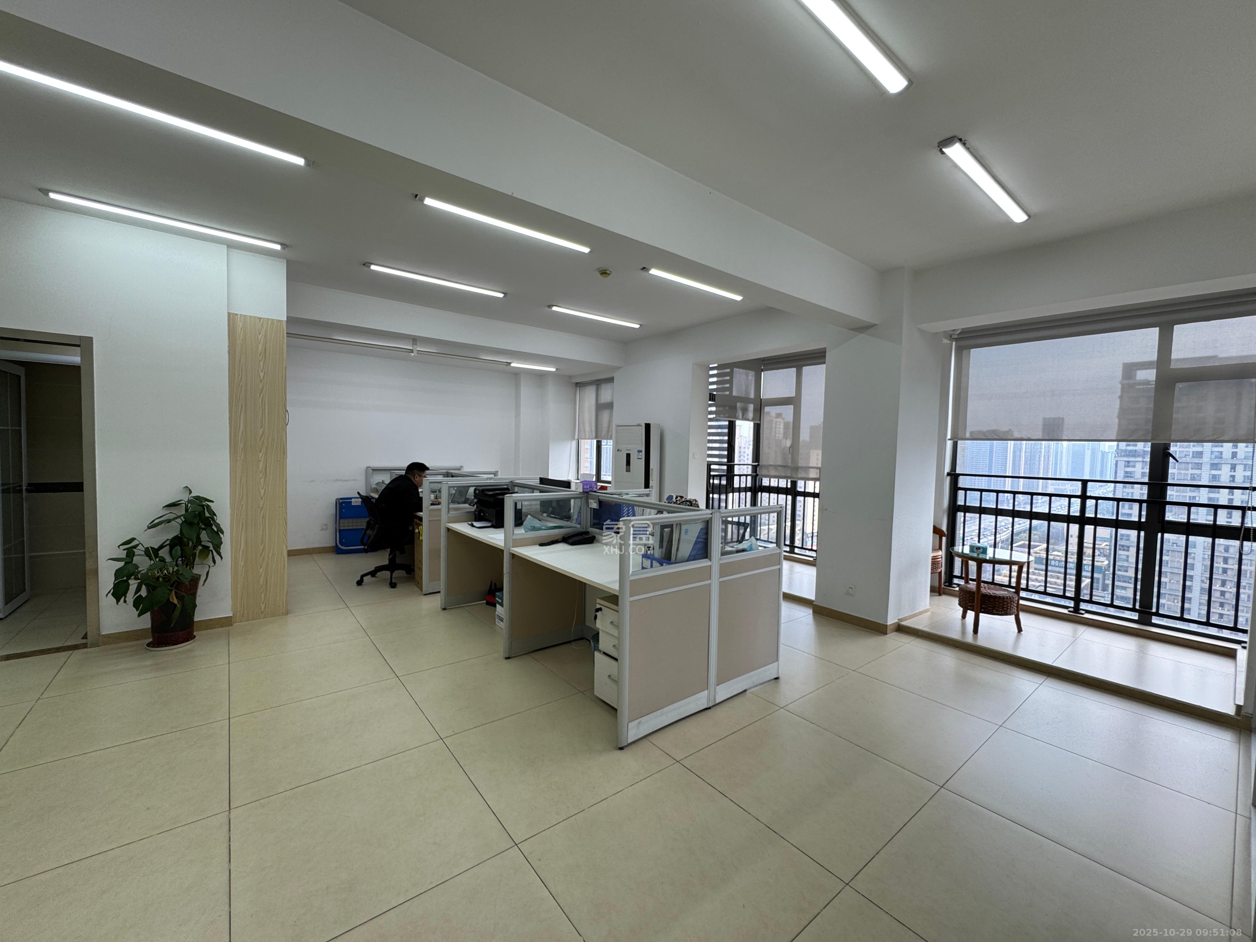 长房中庭国际(东郡华蓉广场)  2室2厅1卫    6800.0元/月 长房中庭国际(东郡华蓉广场)  2室2厅1卫    6800.0元/月