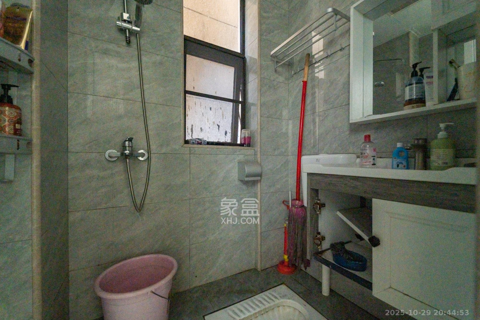 国泰九龙湾  4室2厅2卫    92.0万卫生间