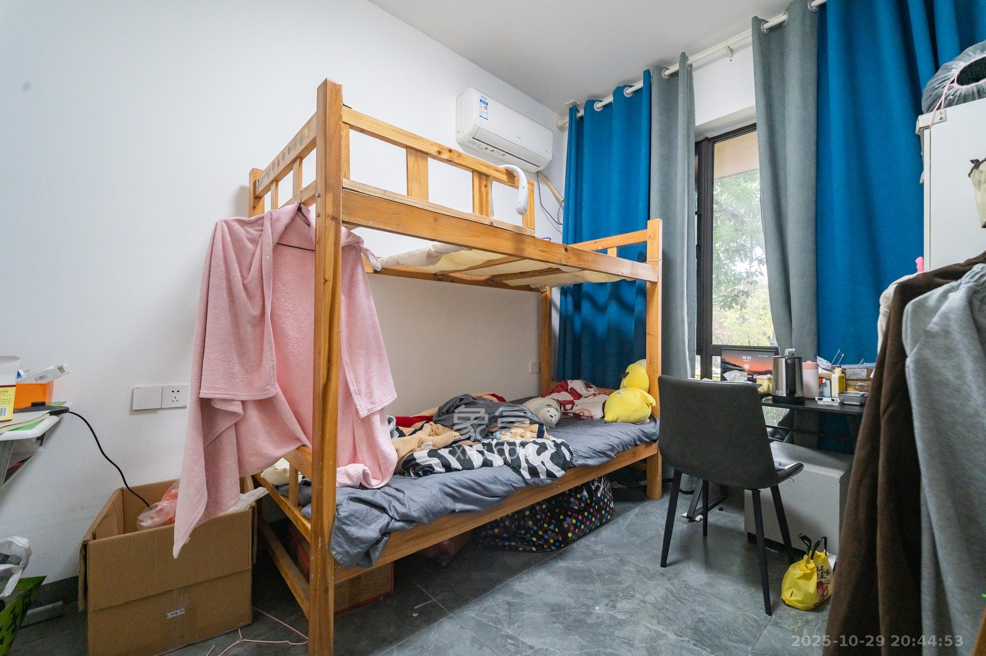 国泰九龙湾 4室2厅2卫 92.0万 国泰九龙湾 4室2厅2卫 92.0万卧室