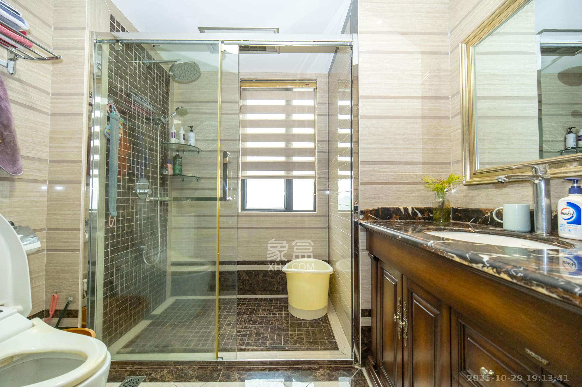 藏珑湖上国际花园 4室2厅2卫 268.0万 藏珑湖上国际花园 4室2厅2卫 268.0万卫生间