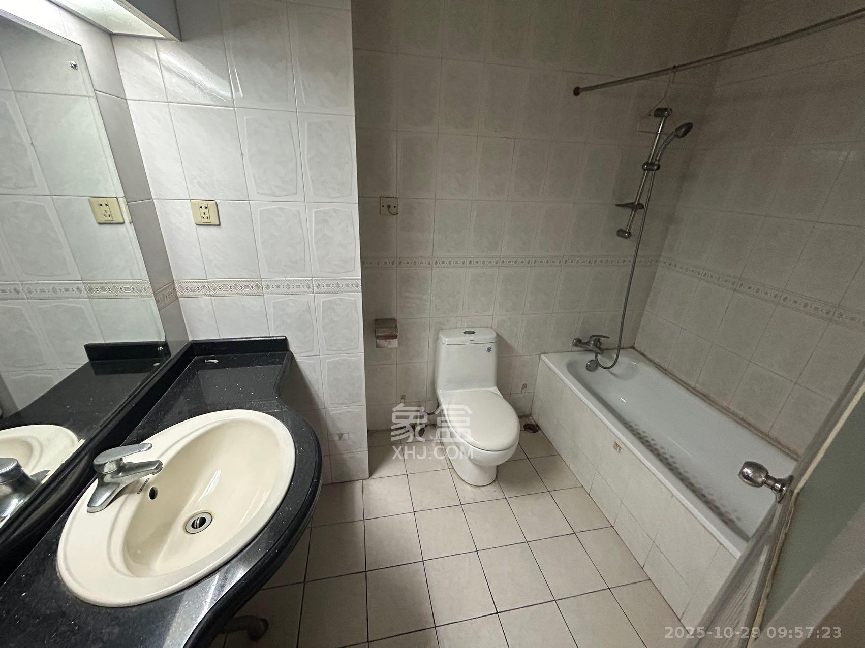 雨花区政府宿舍(韶山路)  4室2厅2卫    1800.0元/月 雨花区政府宿舍(韶山路)  4室2厅2卫    1800.0元/月室内图