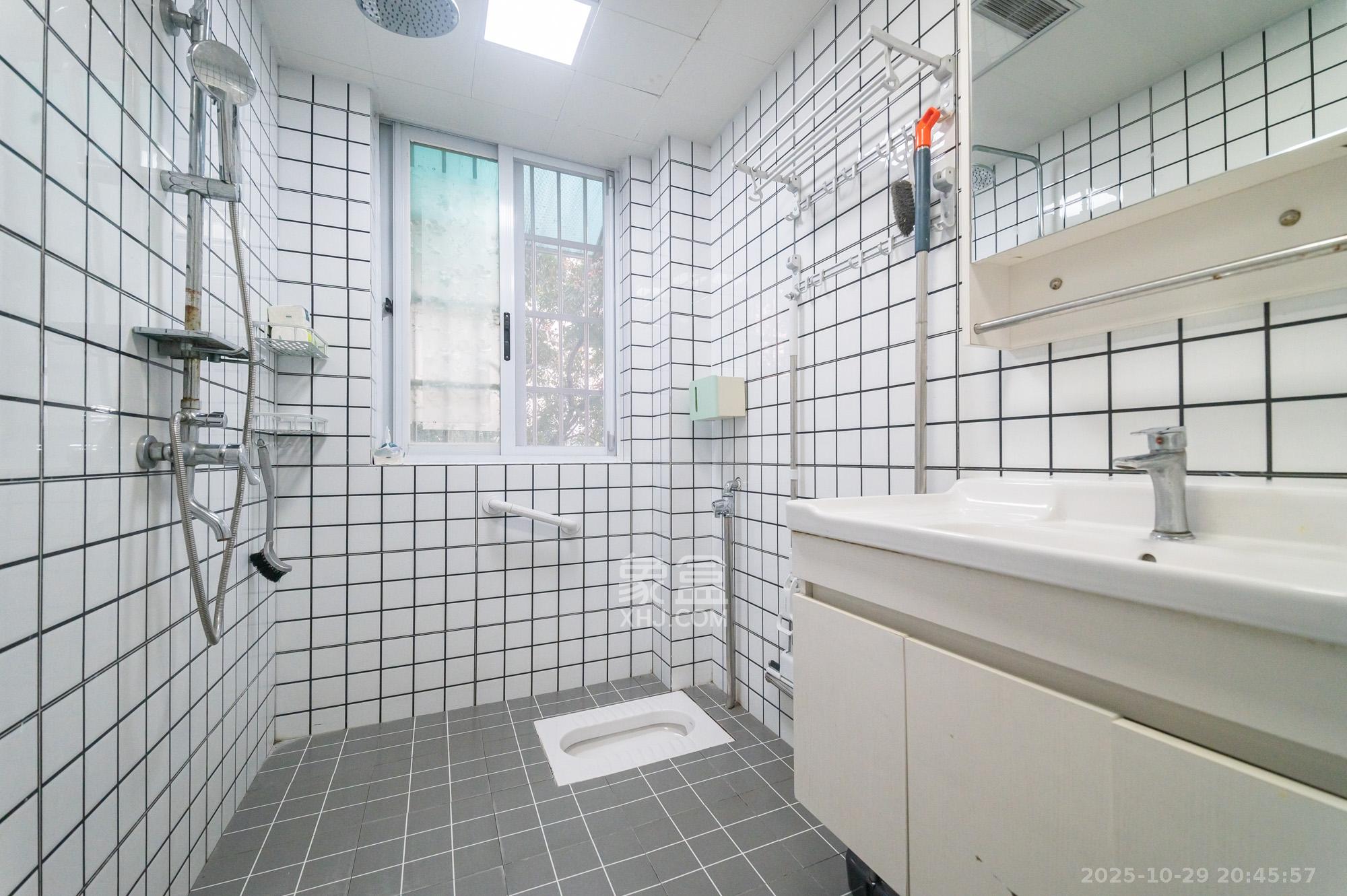 山水芙蓉国际新城 4室2厅2卫 81.8万 山水芙蓉国际新城 4室2厅2卫 81.8万卫生间