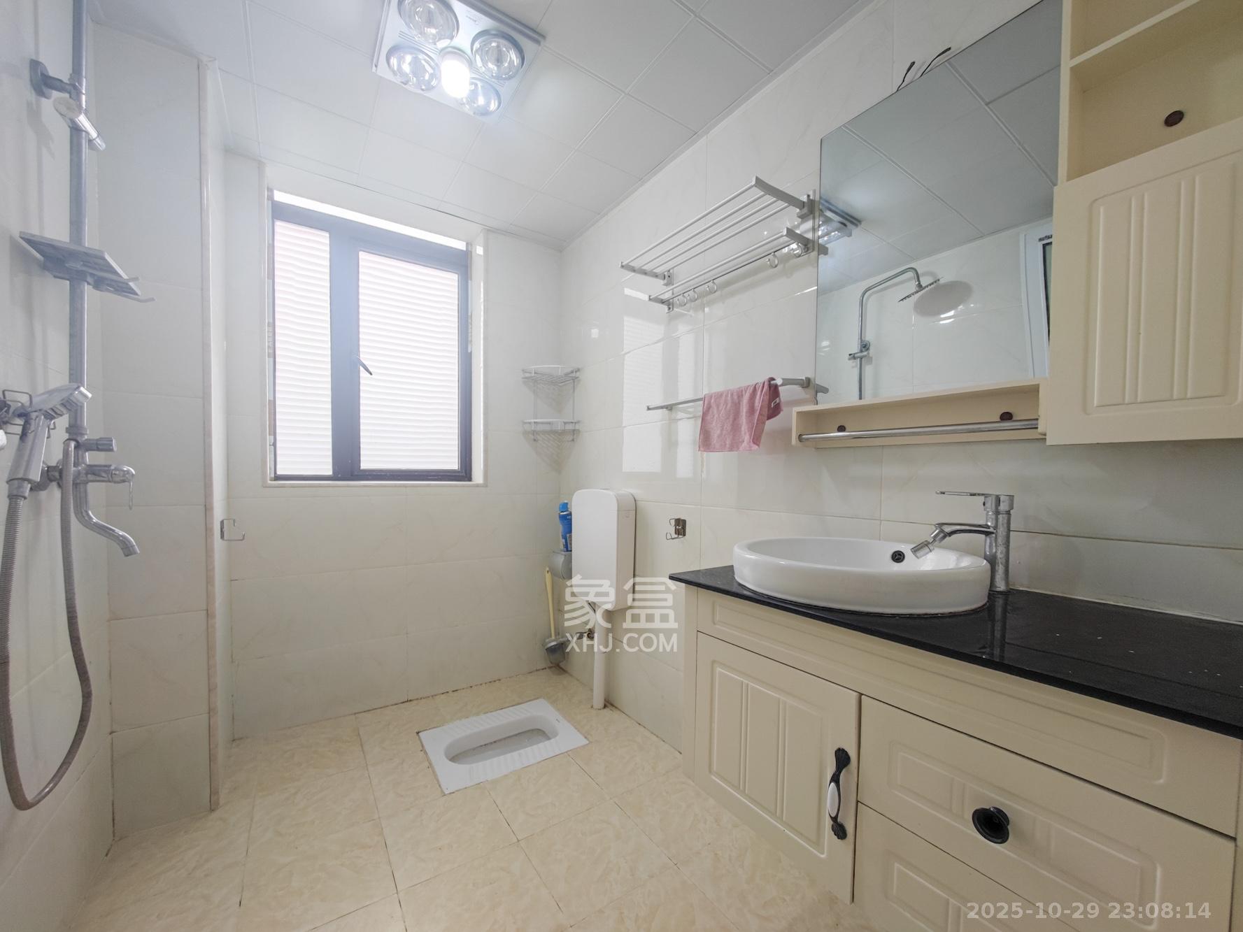 绿地新都会  3室2厅2卫    69.0万卫生间