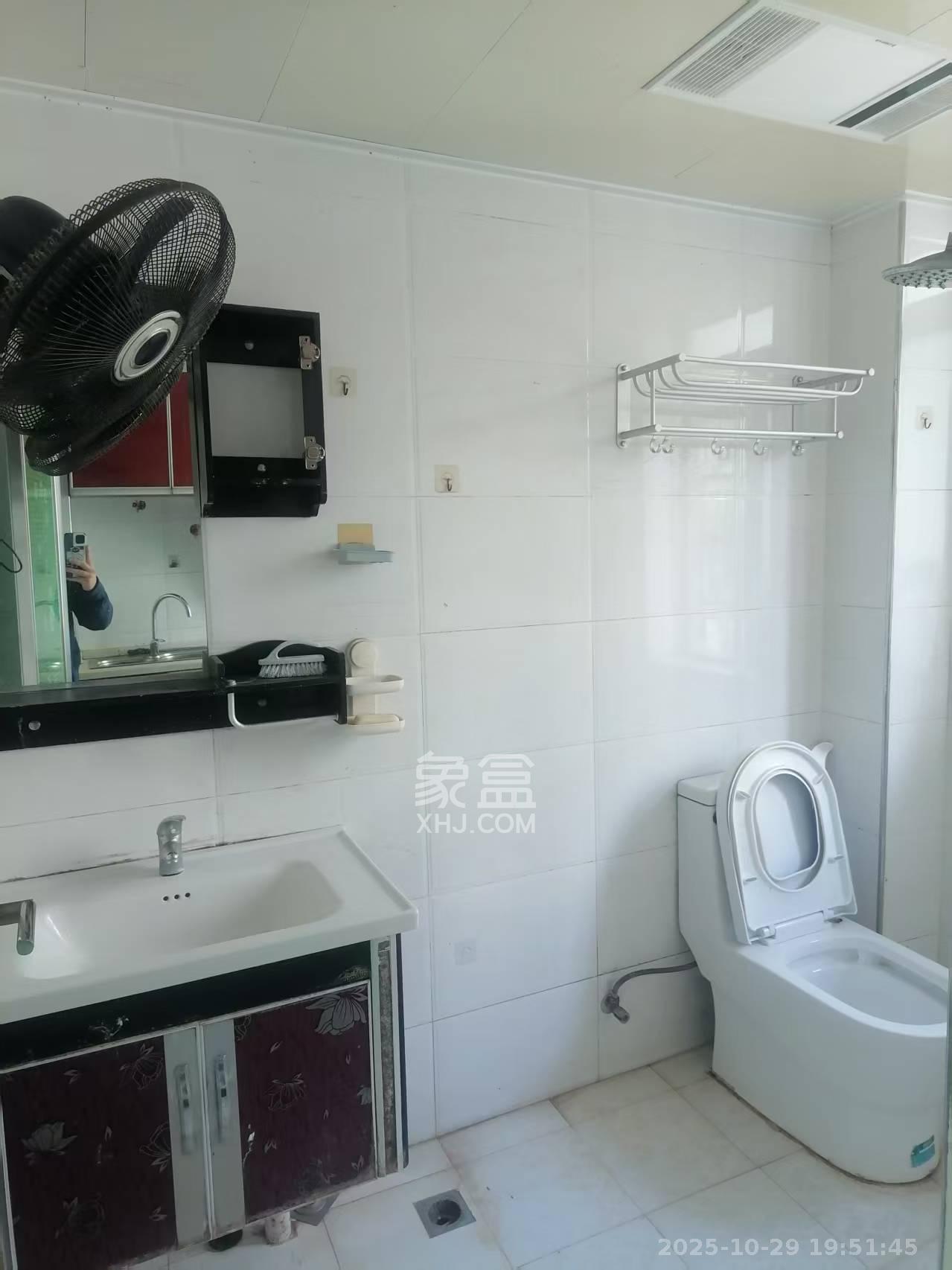 金桂小区一期 3室2厅2卫 1700.0元/月 金桂小区一期 3室2厅2卫 1700.0元/月室内图