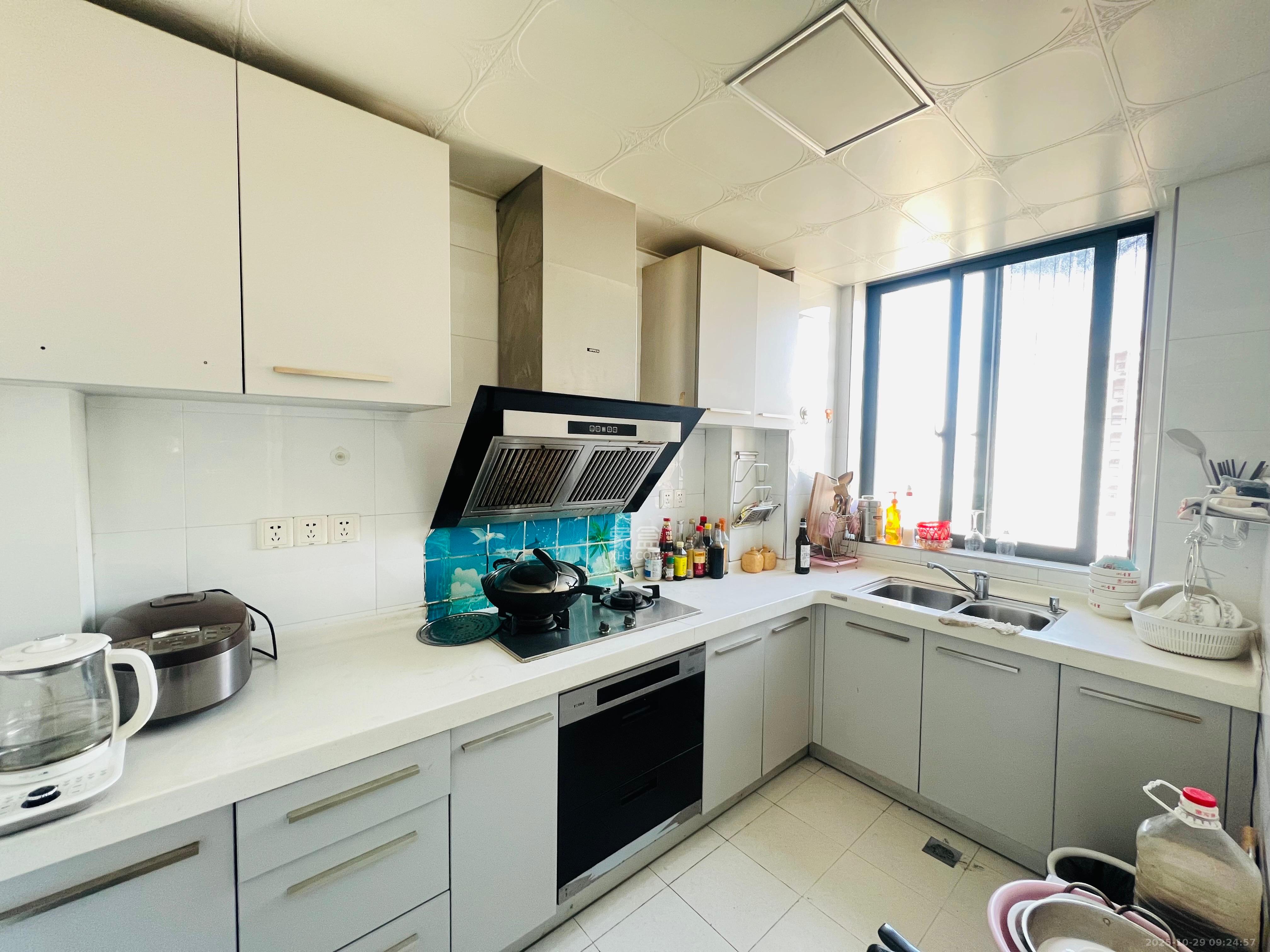 西子花苑  3室2厅2卫    3000.0元/月室内图