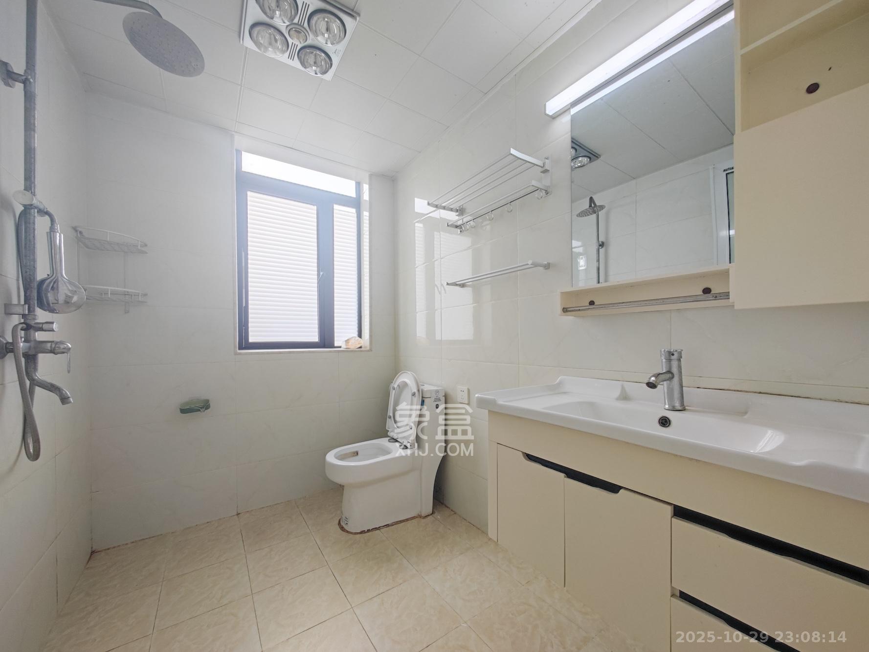 绿地新都会  3室2厅2卫    69.0万卫生间