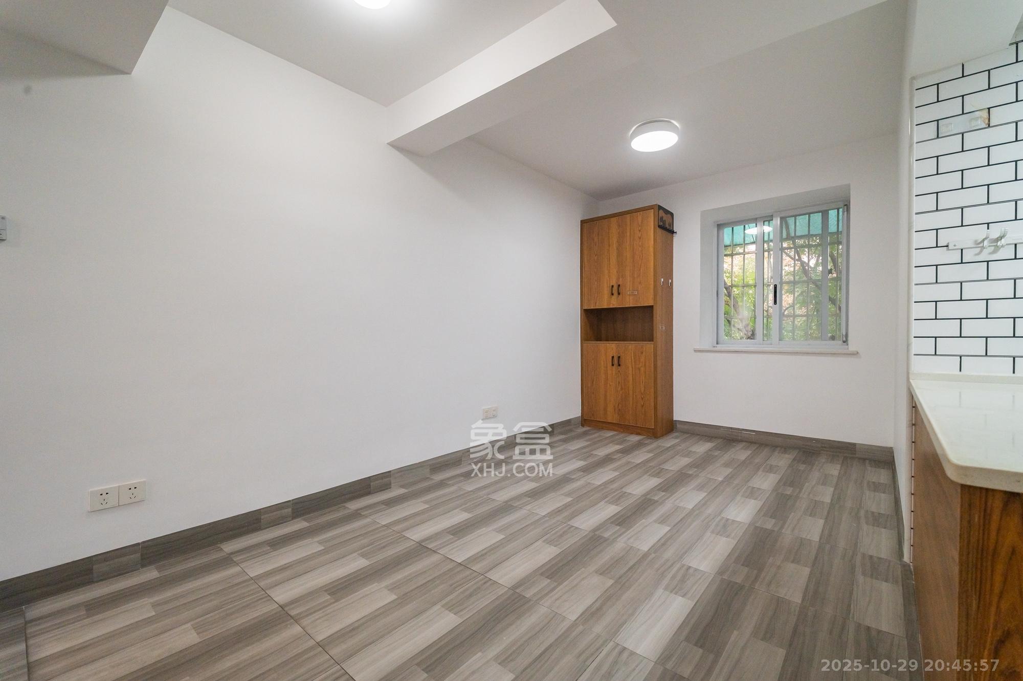 山水芙蓉国际新城 4室2厅2卫 81.8万 山水芙蓉国际新城 4室2厅2卫 81.8万客厅