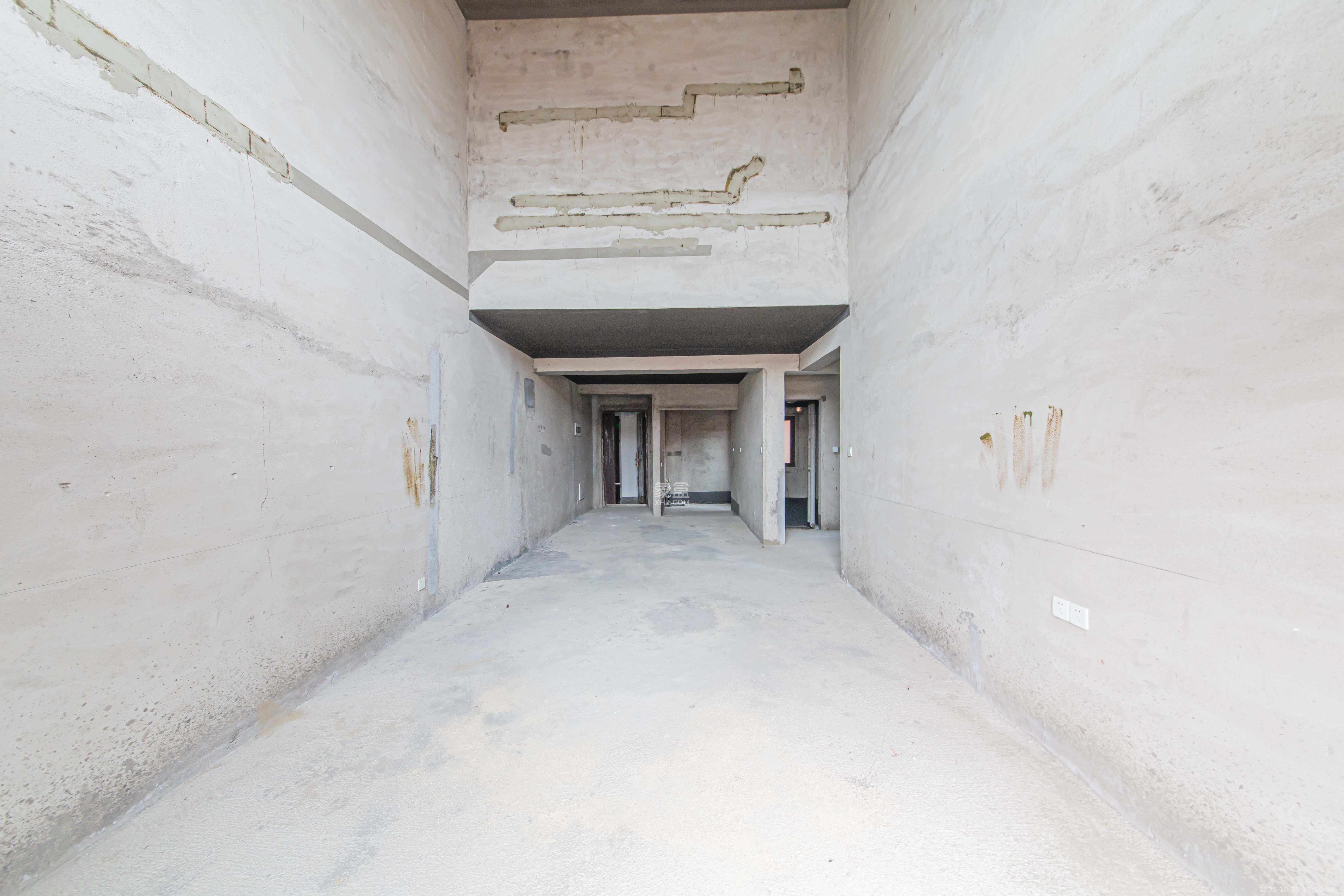 香缇雅苑（鑫远翡丽郡二期）  5室2厅2卫    236.0万客厅