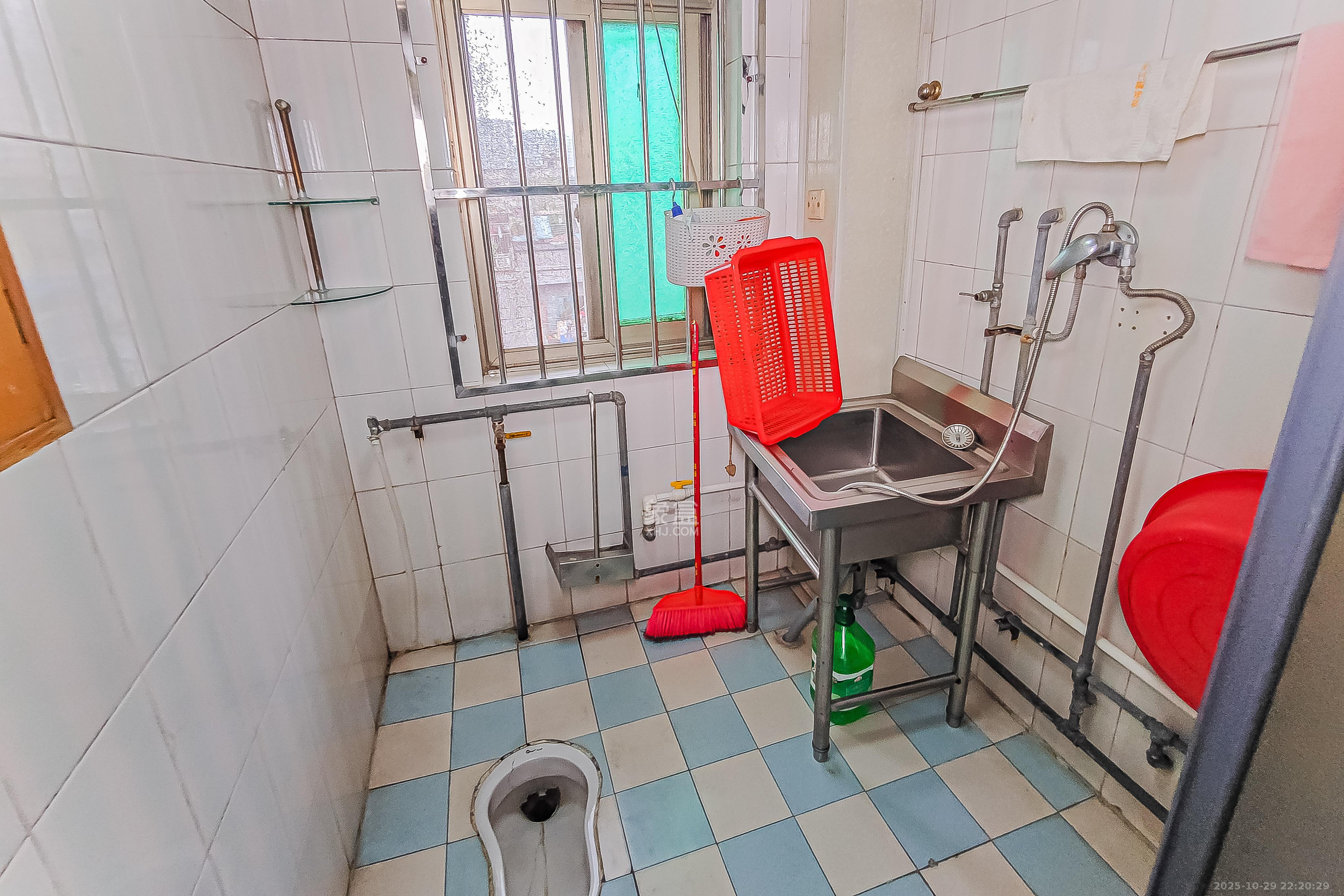 向东园社区(国税局宿舍)  3室2厅2卫    98.0万卫生间