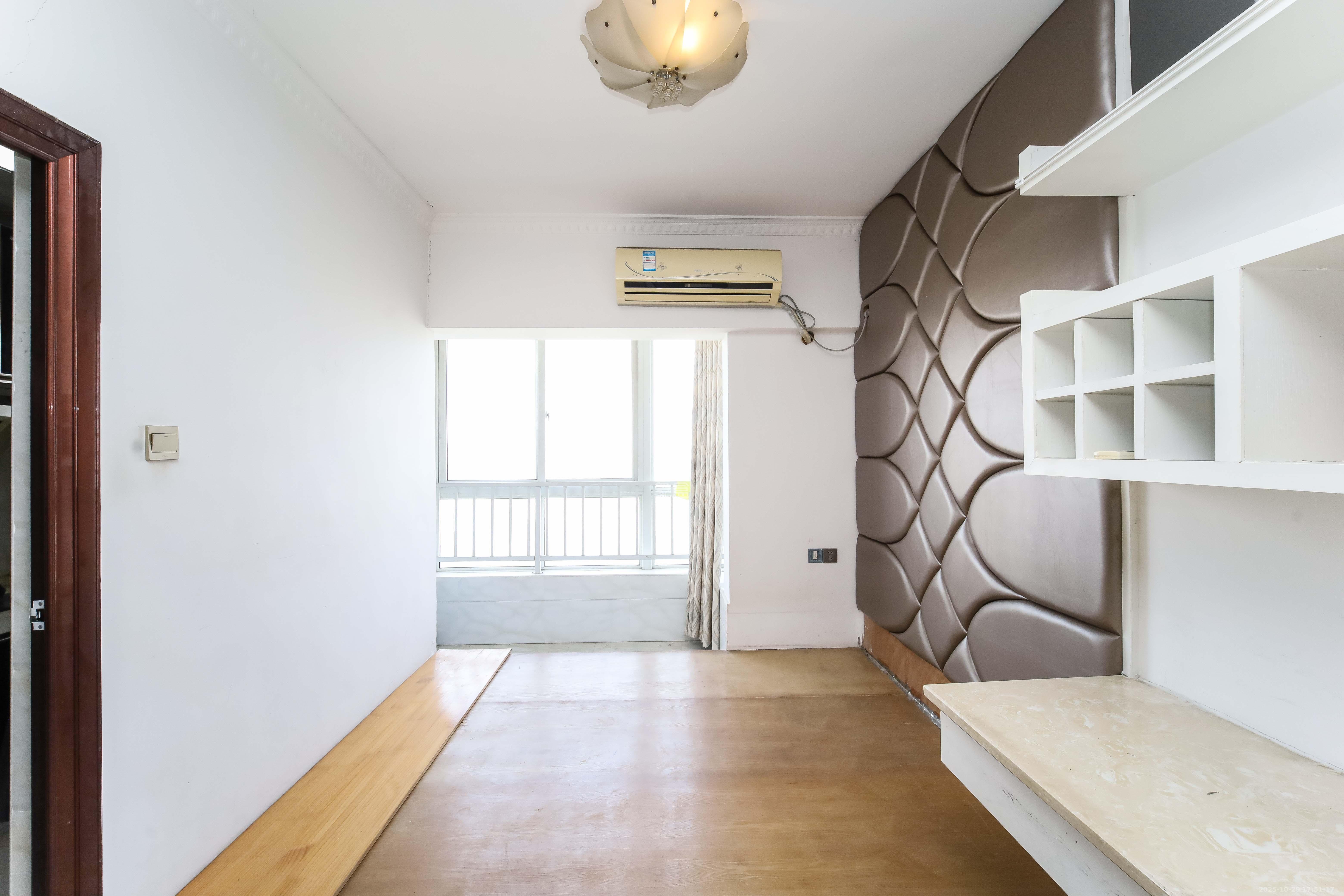 先锋东外滩  1室1厅1卫   28.80万 先锋东外滩  1室1厅1卫   28.80万卧室