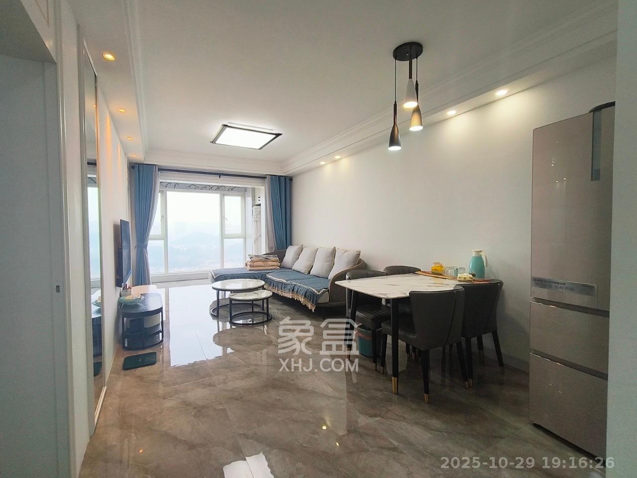 卓越蔚蓝城邦  3室2厅1卫    2700.0元/月室内图