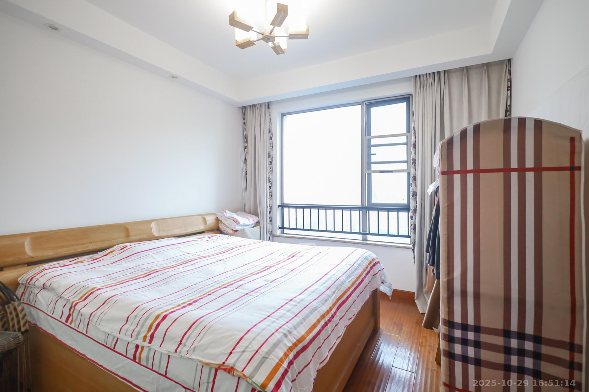 世茂铂翠湾二期  3室2厅1卫    139.8万卧室