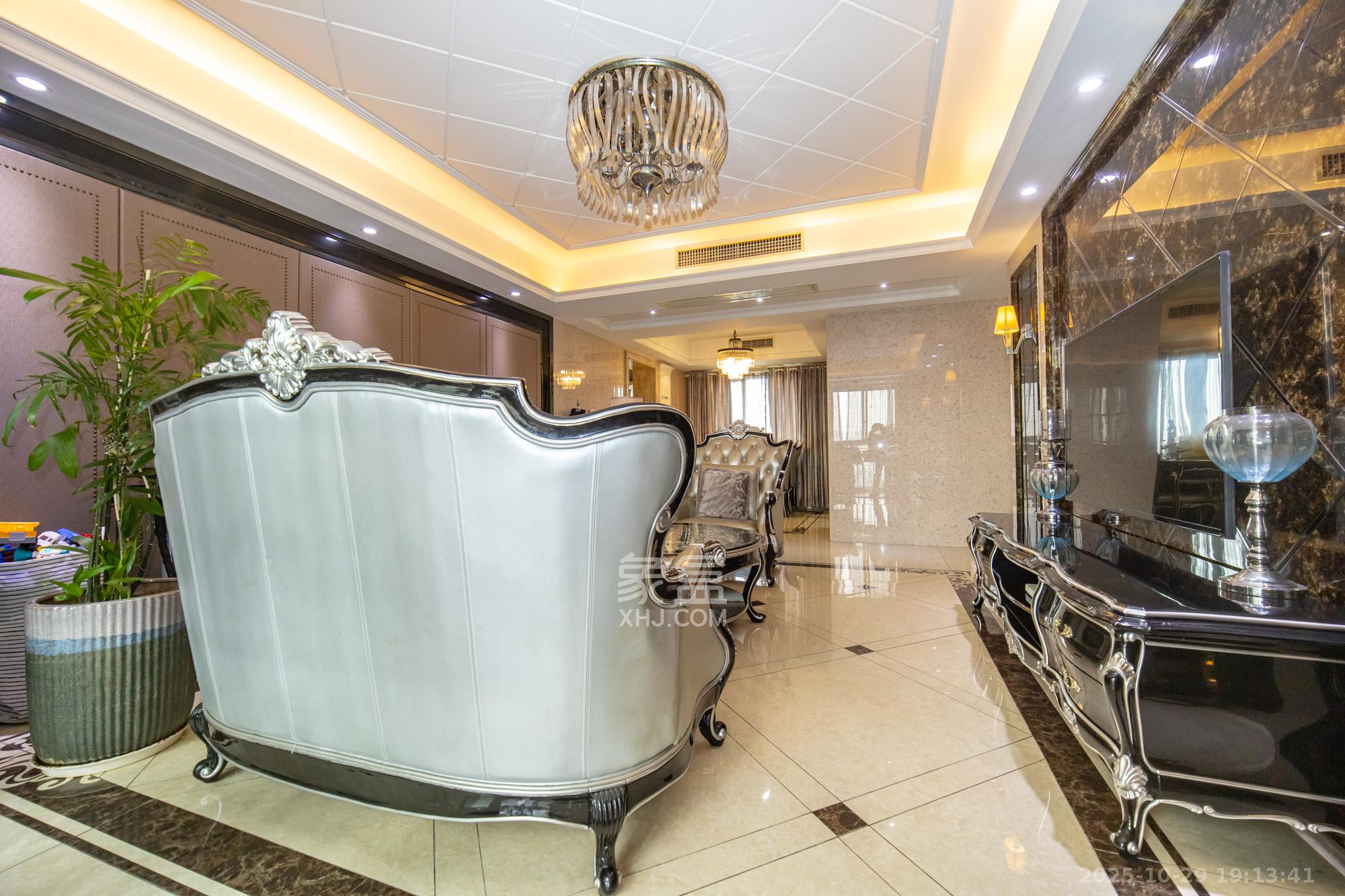 藏珑湖上国际花园 4室2厅2卫 268.0万 藏珑湖上国际花园 4室2厅2卫 268.0万客厅