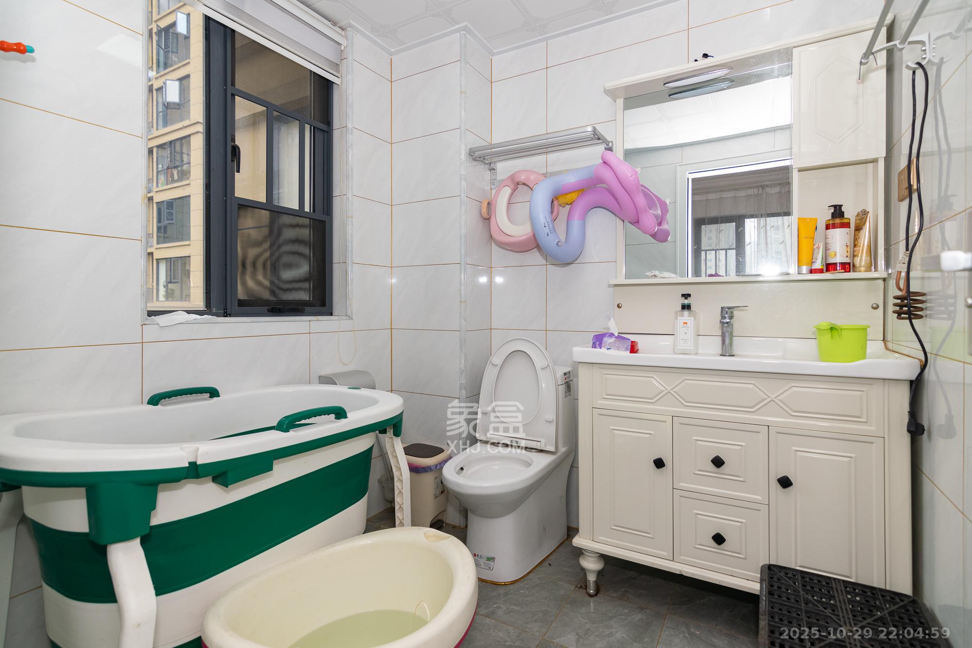 澳海澜庭 3室2厅1卫 85.0万 澳海澜庭 3室2厅1卫 85.0万卫生间