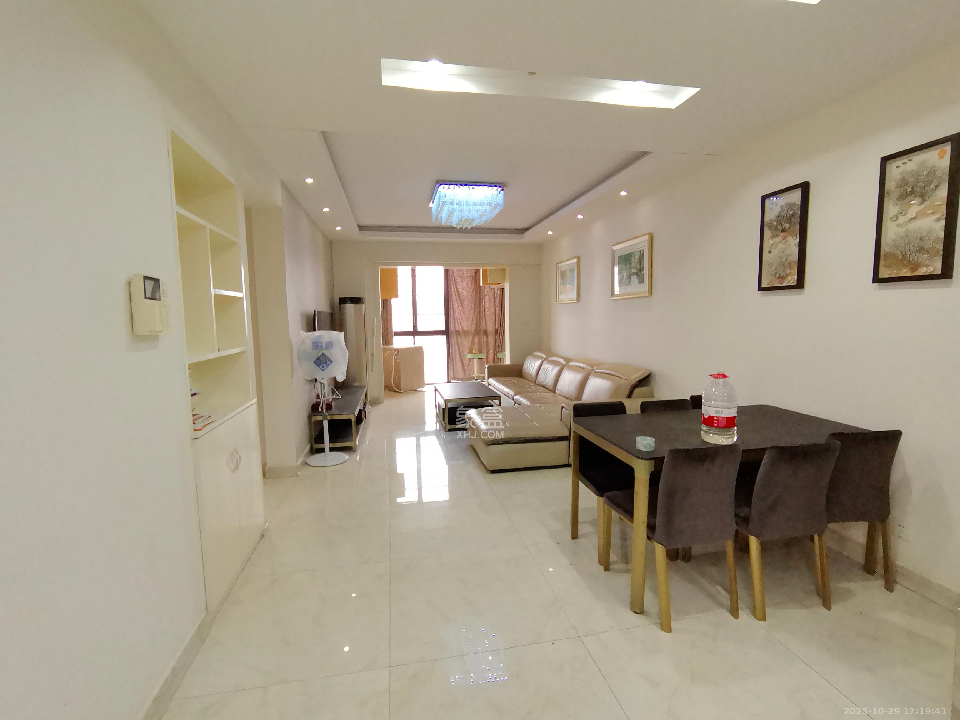 卓越蔚蓝海岸三期  2室2厅1卫    2400.0元/月室内图