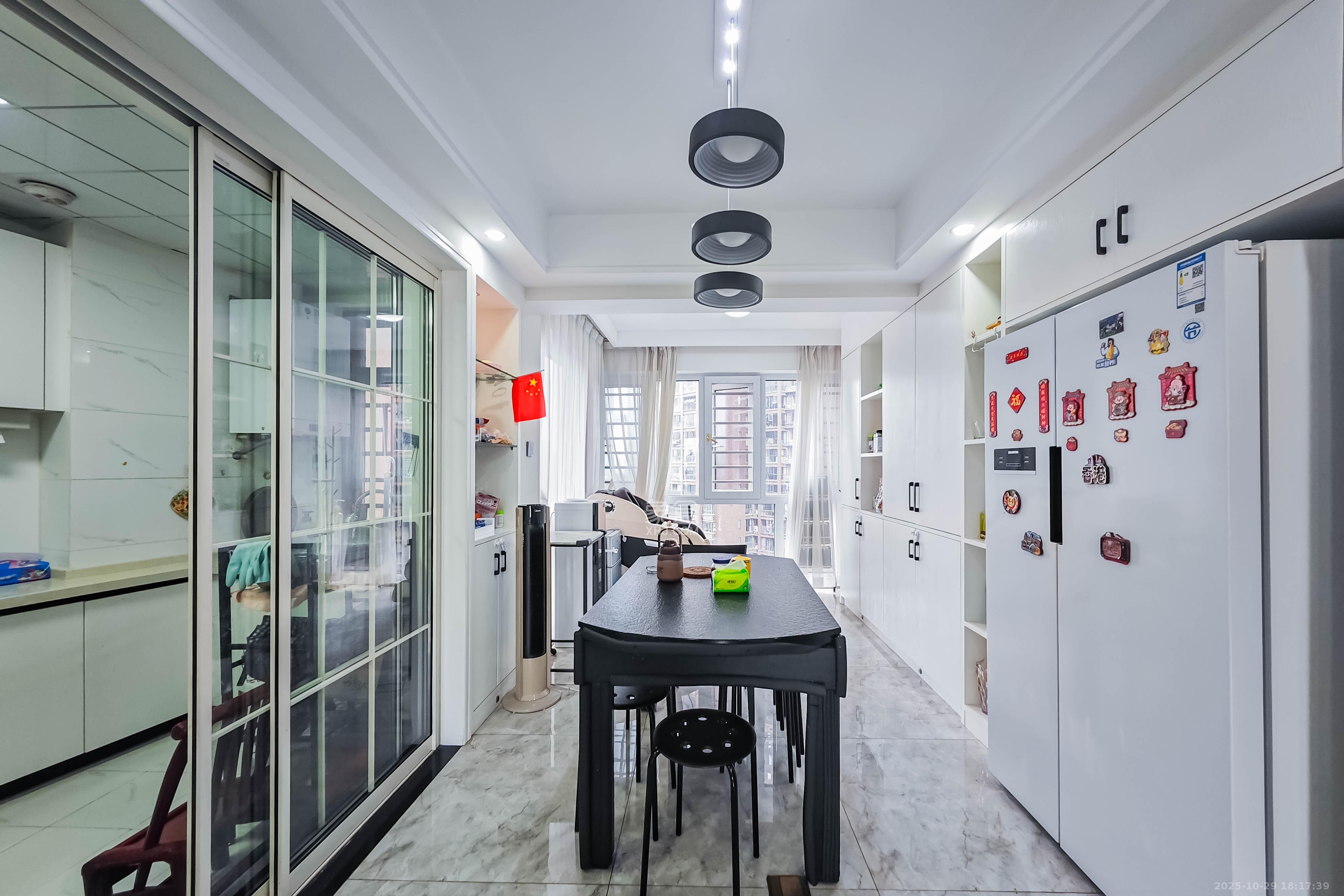 半山壹号 3室2厅2卫 155.0万 半山壹号 3室2厅2卫 155.0万客厅