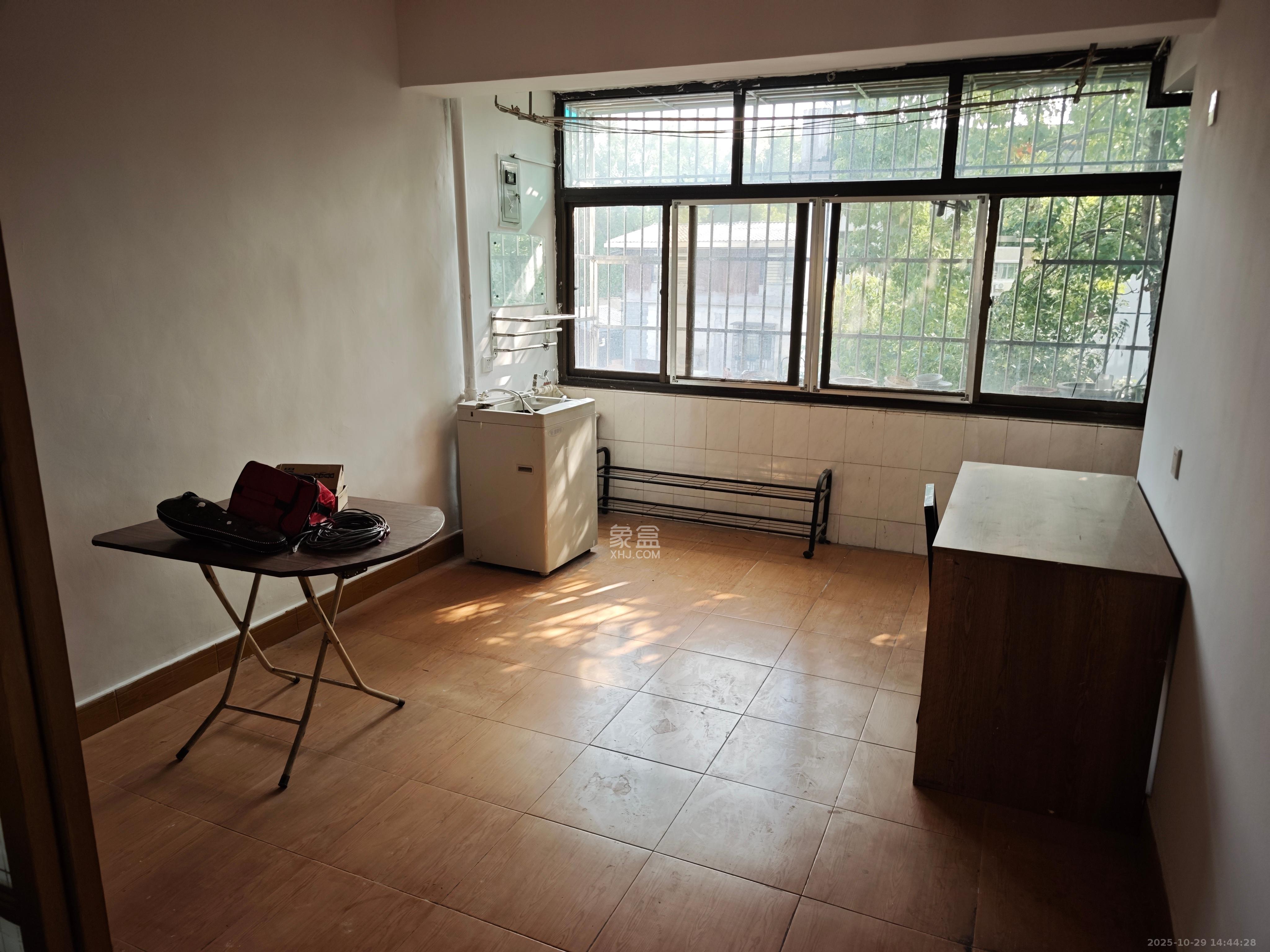 湖南省丝绸集团有限公司宿舍(人民西路288号) 3室1厅0卫 1500.0元/月 湖南省丝绸集团有限公司宿舍(人民西路288号) 3室1厅0卫 1500.0元/月室内图