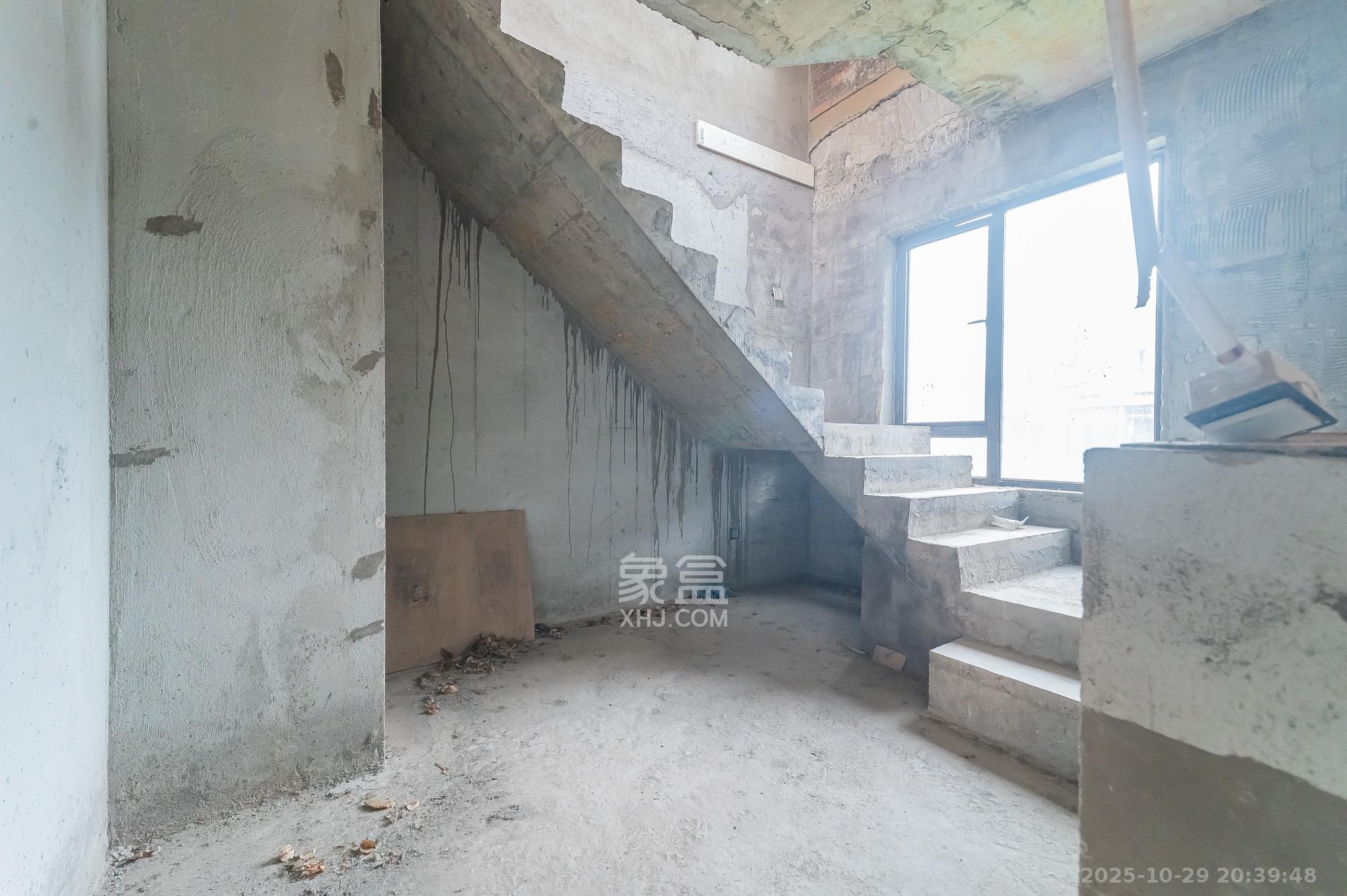 星湖湾二期洋房  5室2厅3卫    199.0万其他