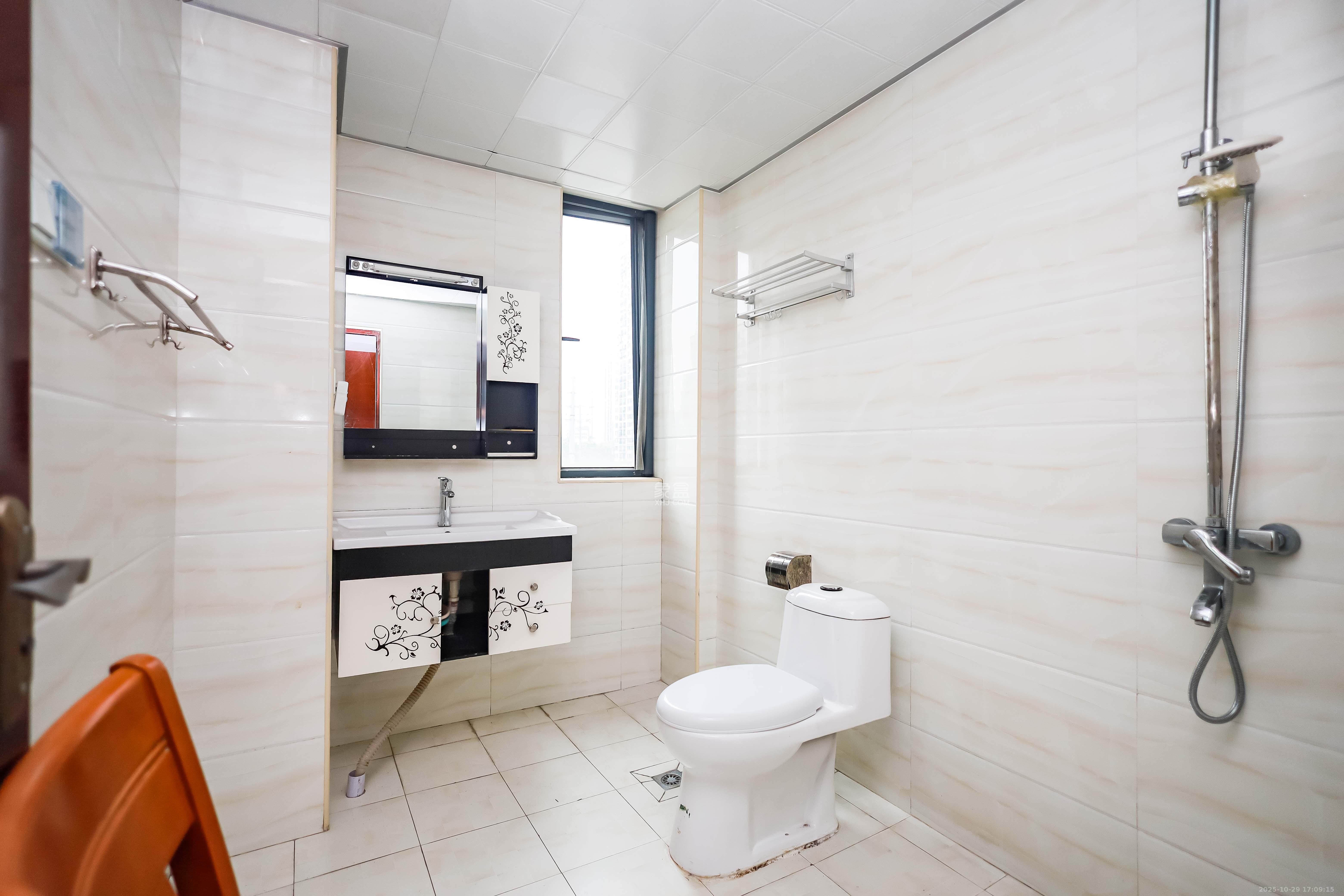 卓越蔚蓝海岸一期  3室2厅2卫    150.0万卫生间