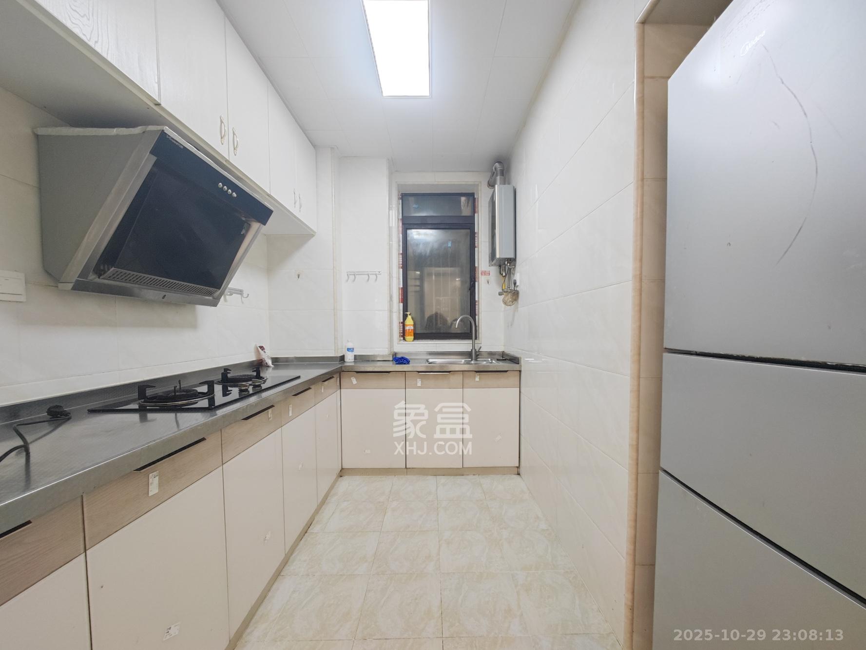 绿地新都会  3室2厅2卫    69.0万厨房