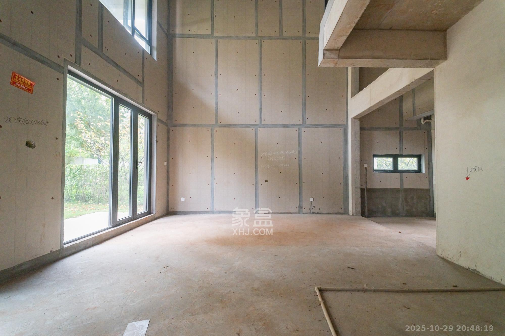 五矿万境松雅 5室2厅3卫 228.0万 五矿万境松雅 5室2厅3卫 228.0万客厅