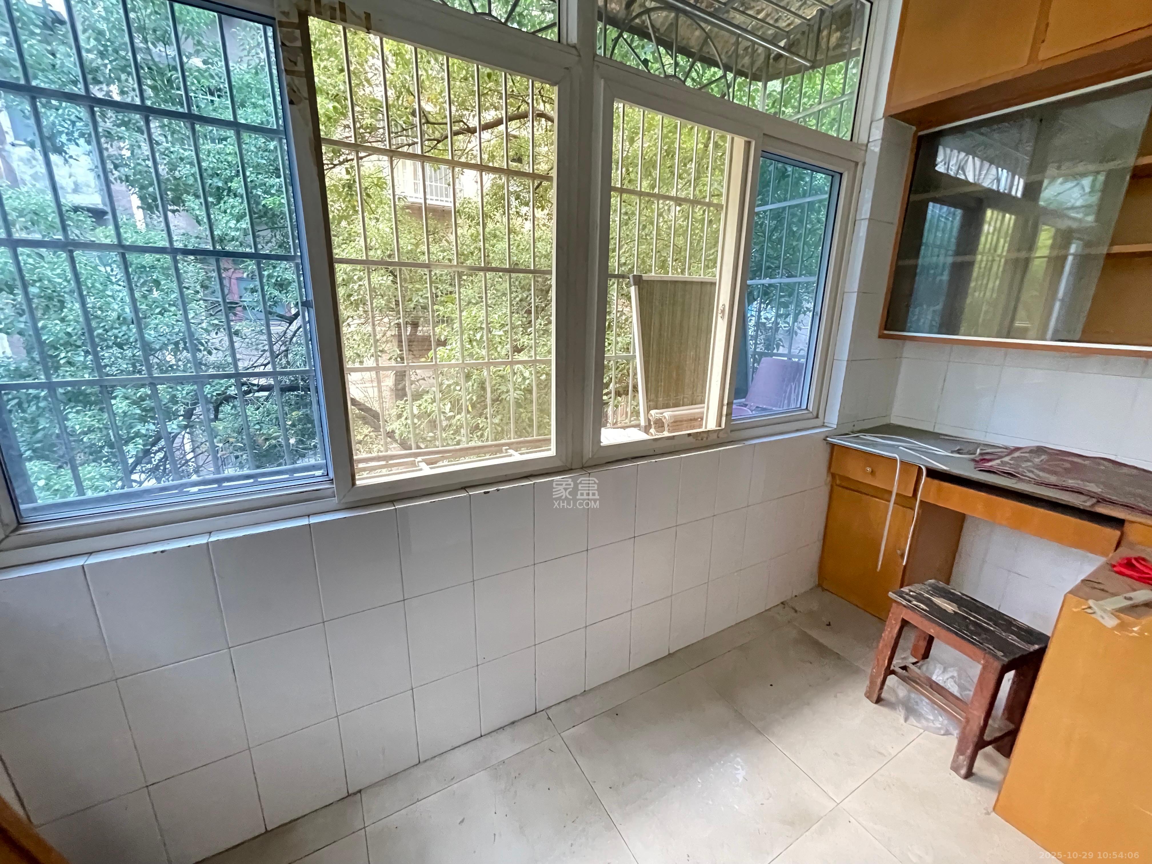 湖南医大附二院红旗区宿舍 2室1厅1卫 2000.0元/月 湖南医大附二院红旗区宿舍 2室1厅1卫 2000.0元/月室内图