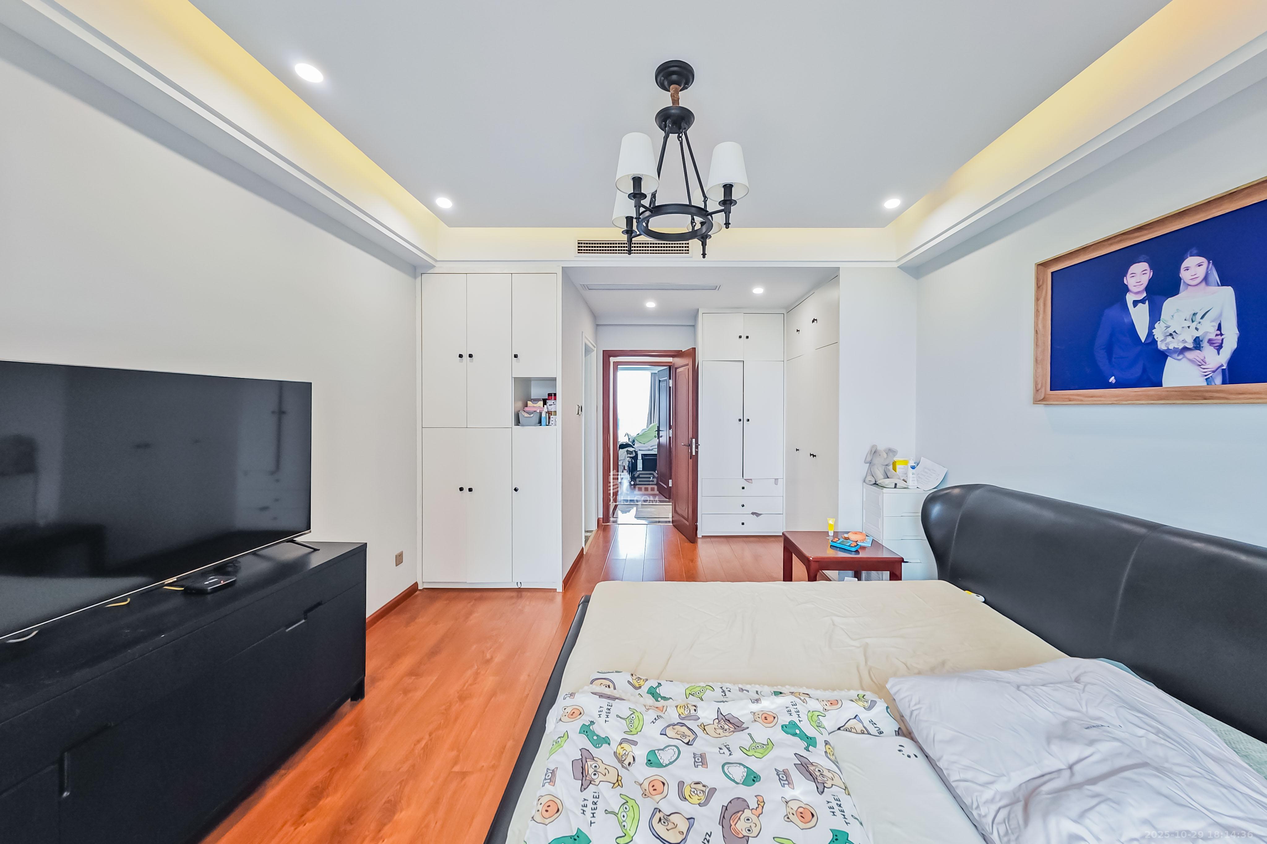 京武浪琴山一、二期  4室2厅2卫    368.0万卧室