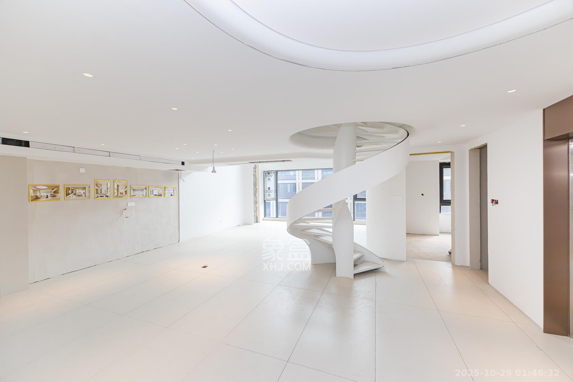 时代建发和著  6室2厅5卫    498.0万 时代建发和著  6室2厅5卫    498.0万客厅