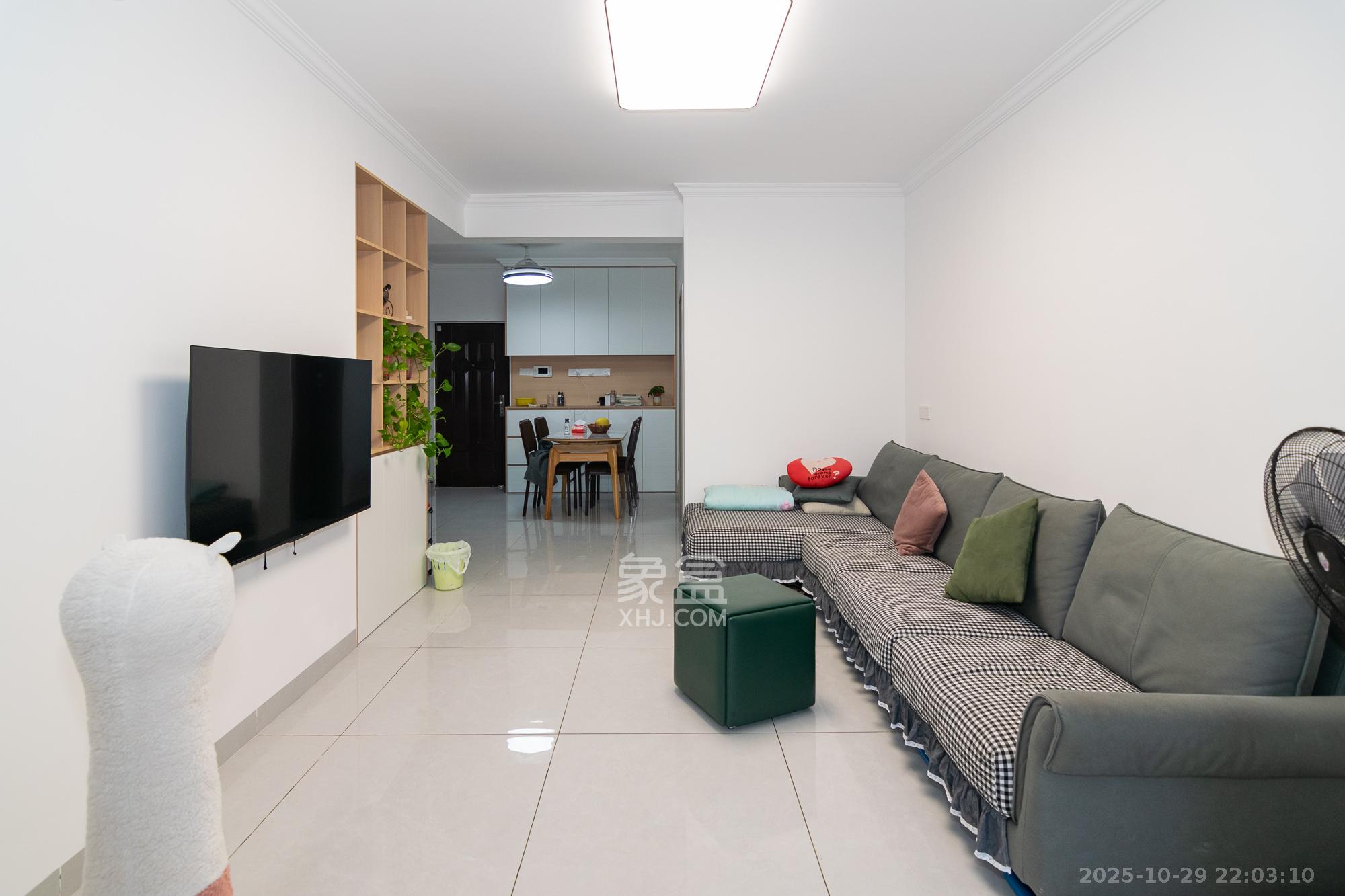 金地三千府(金地湖山樾、金地自在城)  2室2厅1卫    56.0万 金地三千府(金地湖山樾、金地自在城)  2室2厅1卫    56.0万客厅