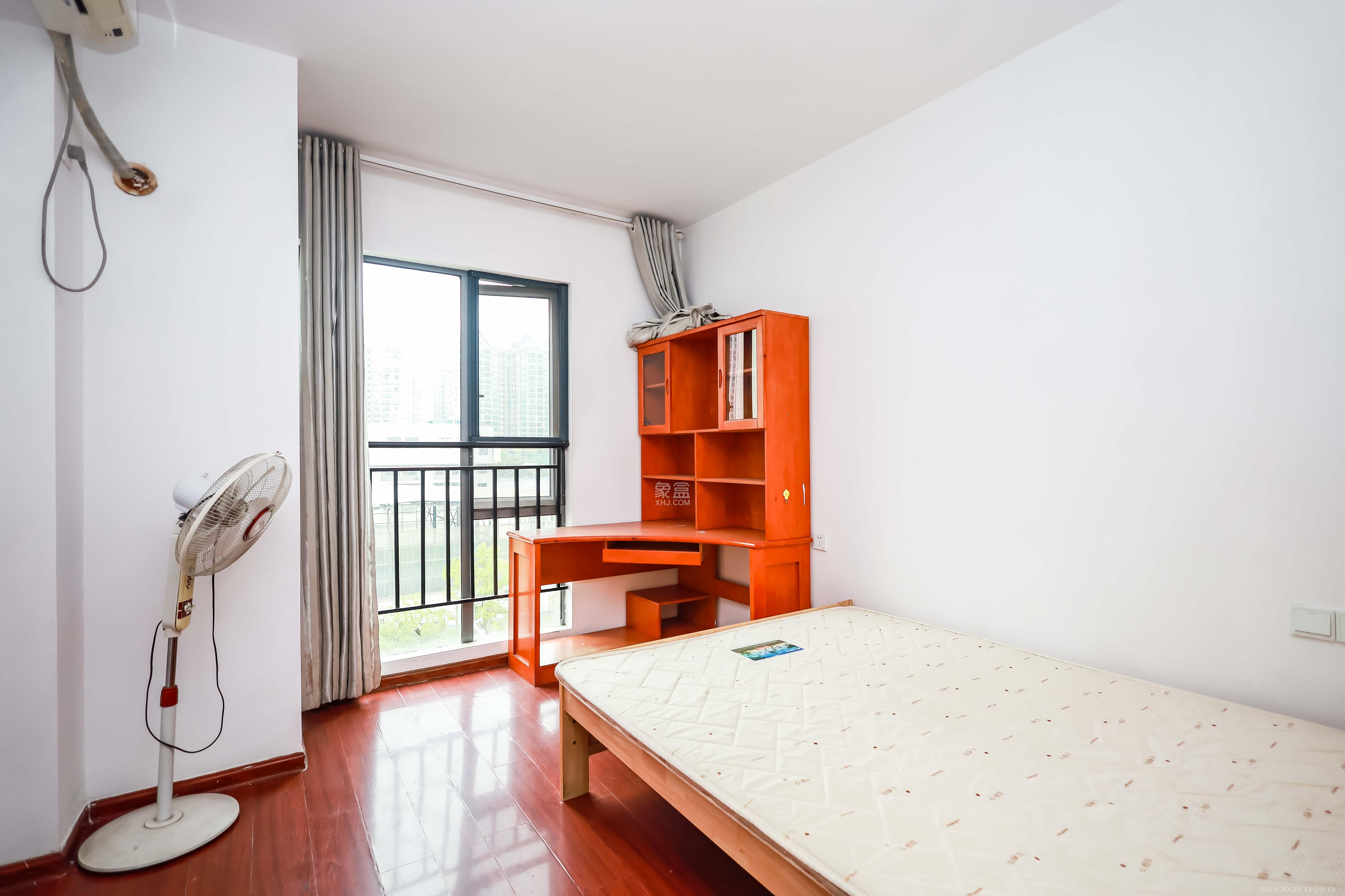 卓越蔚蓝海岸一期  3室2厅2卫    150.0万卧室