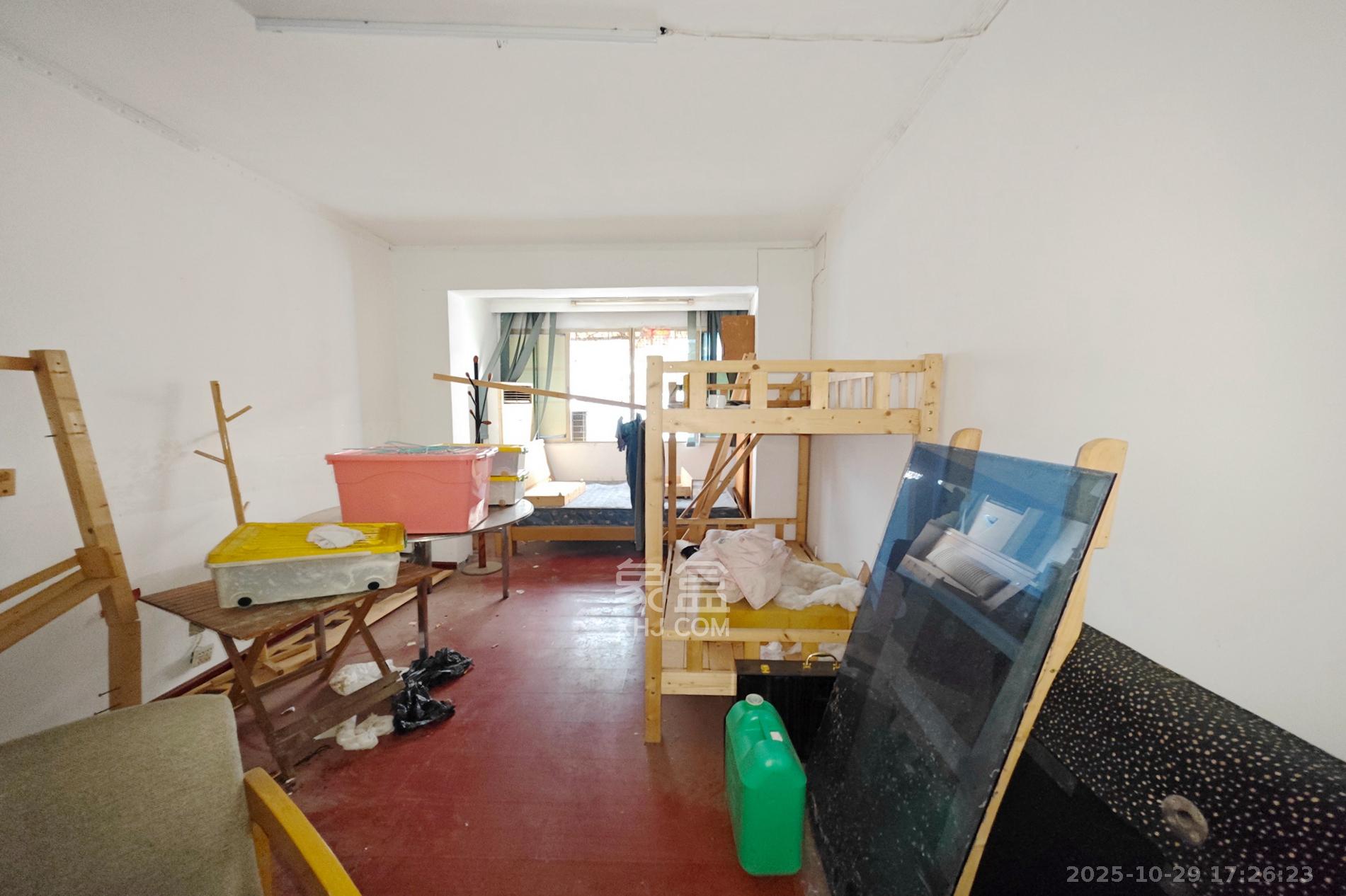 凤凰商贸城  8室2厅2卫    99.0万卧室