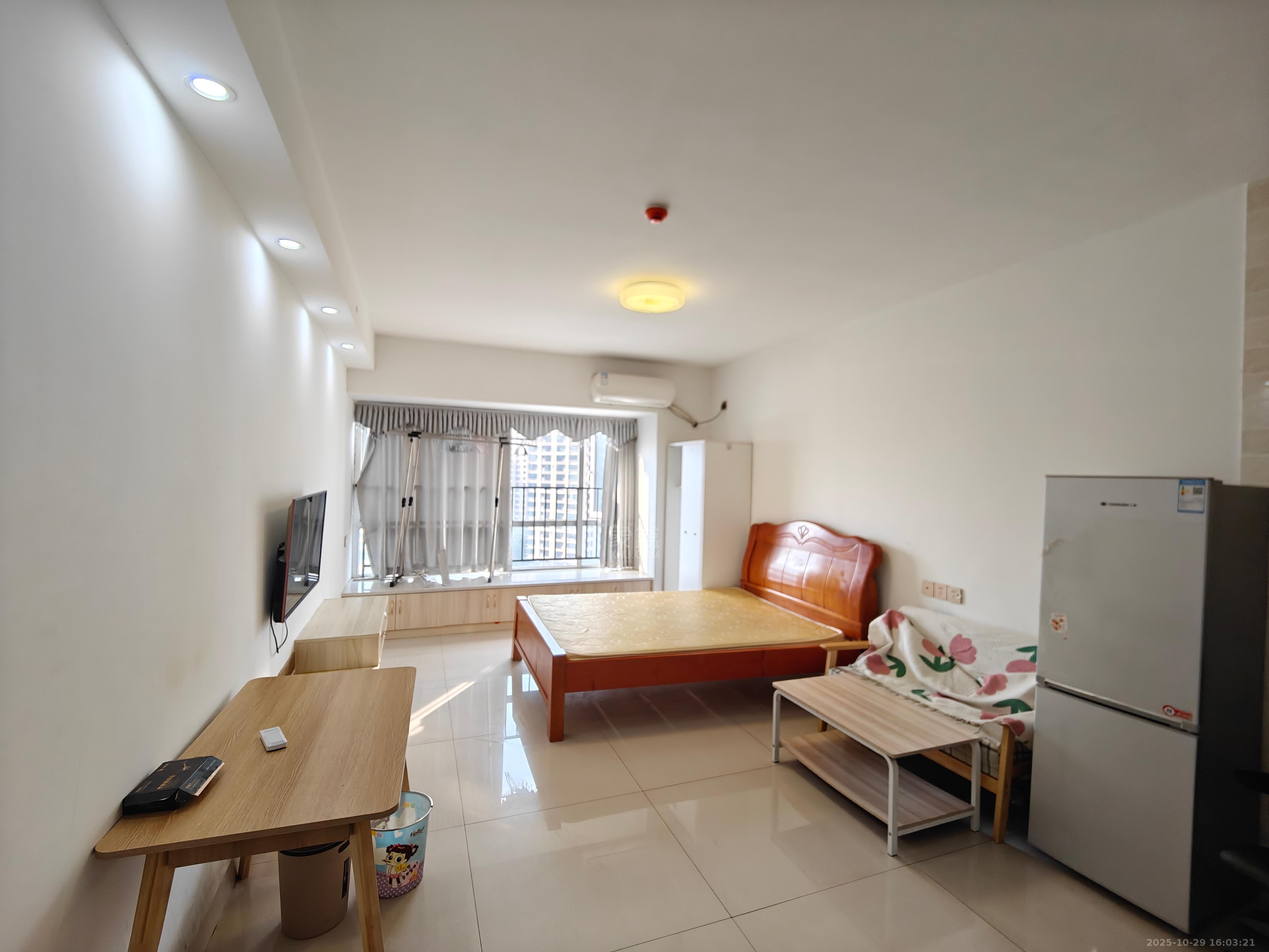 美的城三期  1室1厅1卫    1100.0元/月室内图