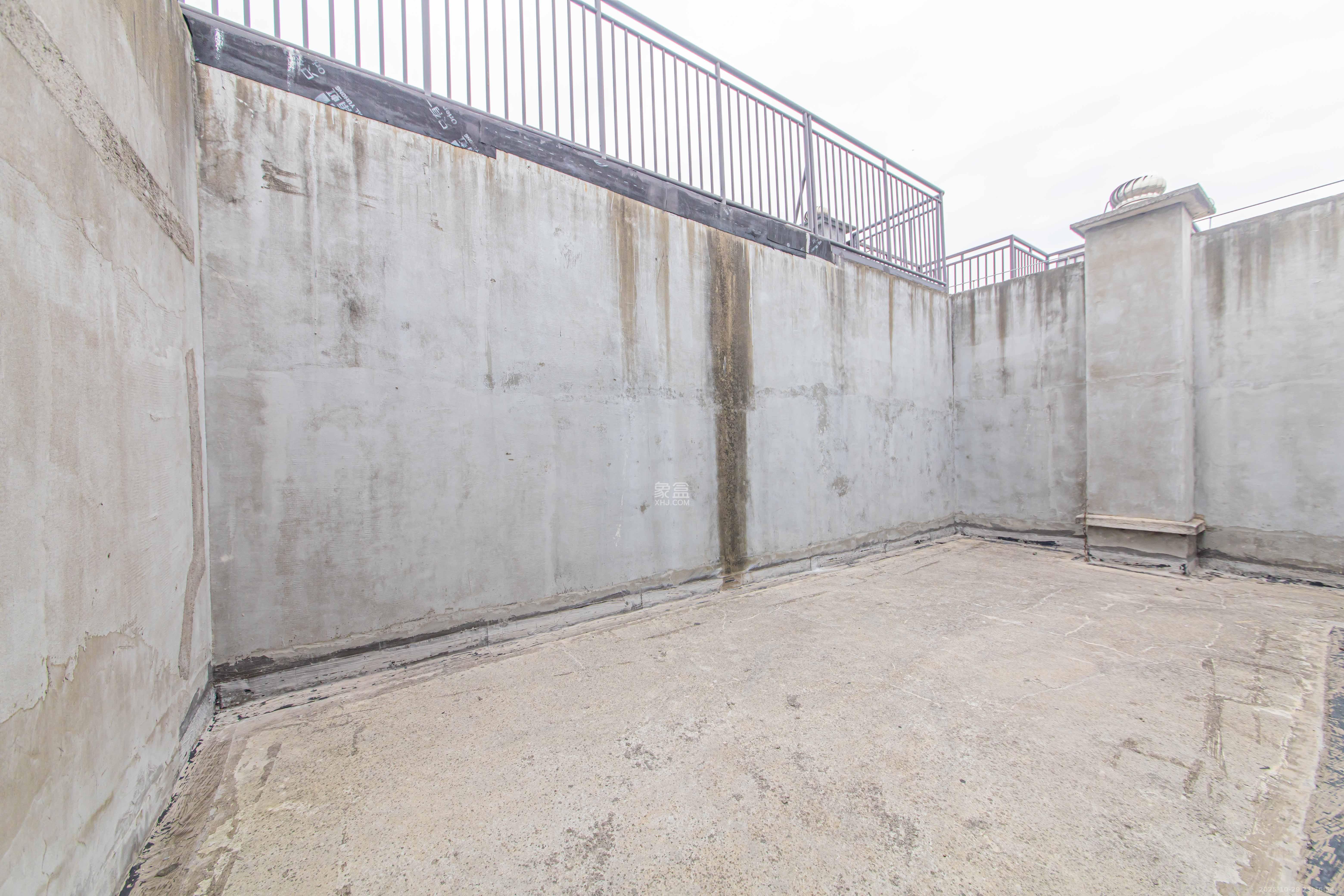 香缇雅苑（鑫远翡丽郡二期）  5室2厅2卫    236.0万阳台