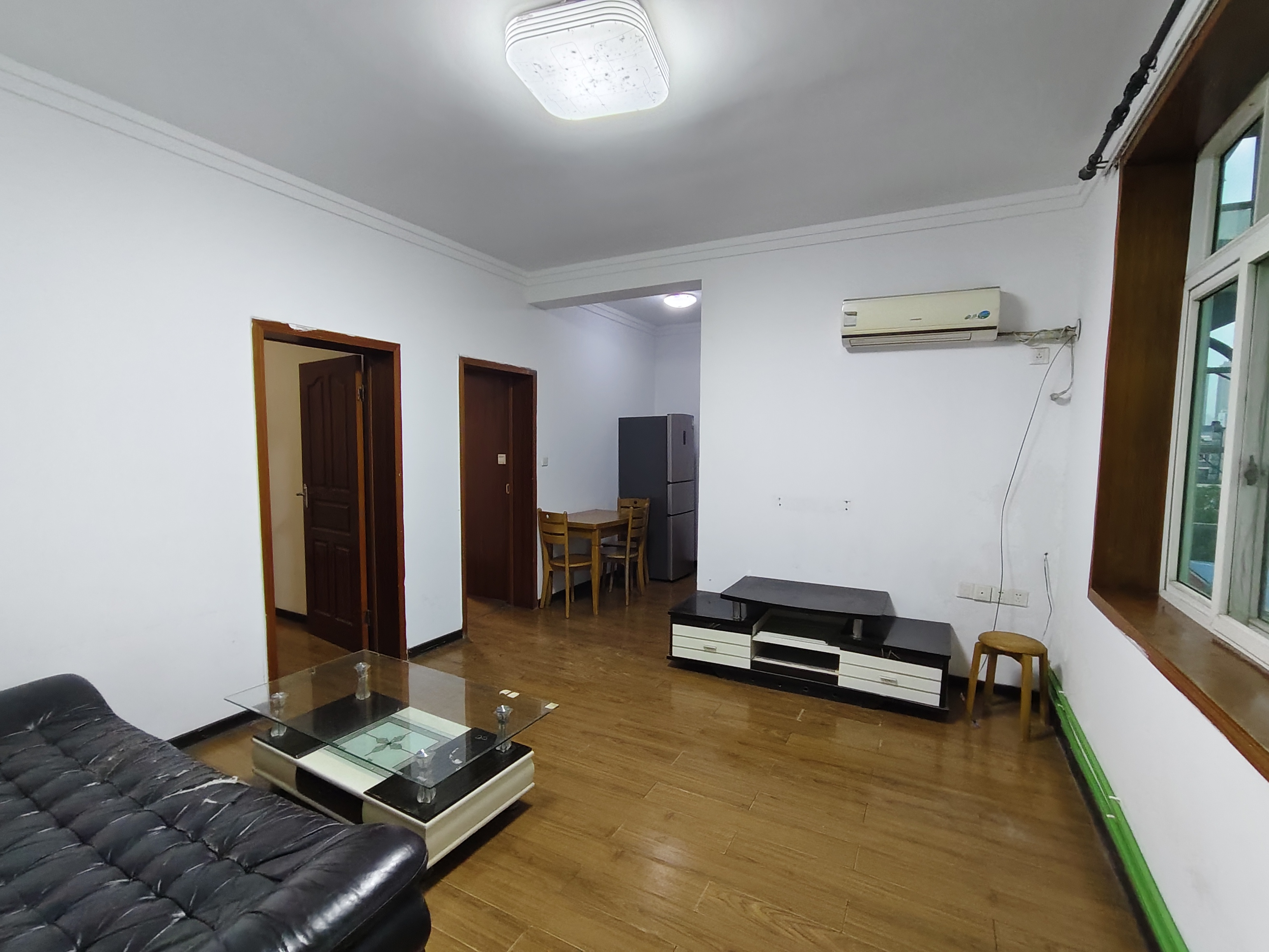 红旗小区  2室1厅1卫    1000.0元/月