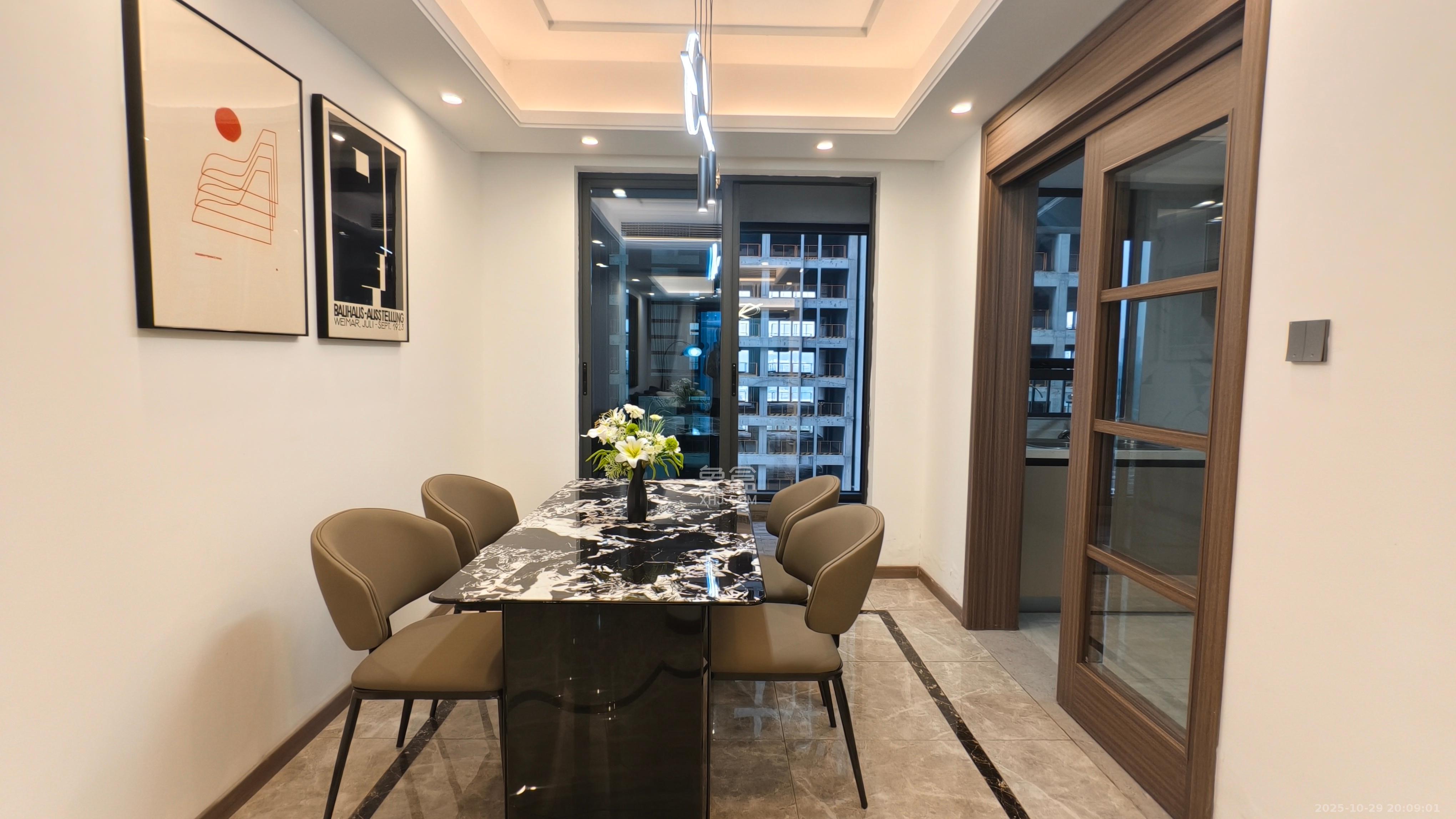 绿地V岛  4室2厅2卫    4800.0元/月室内图