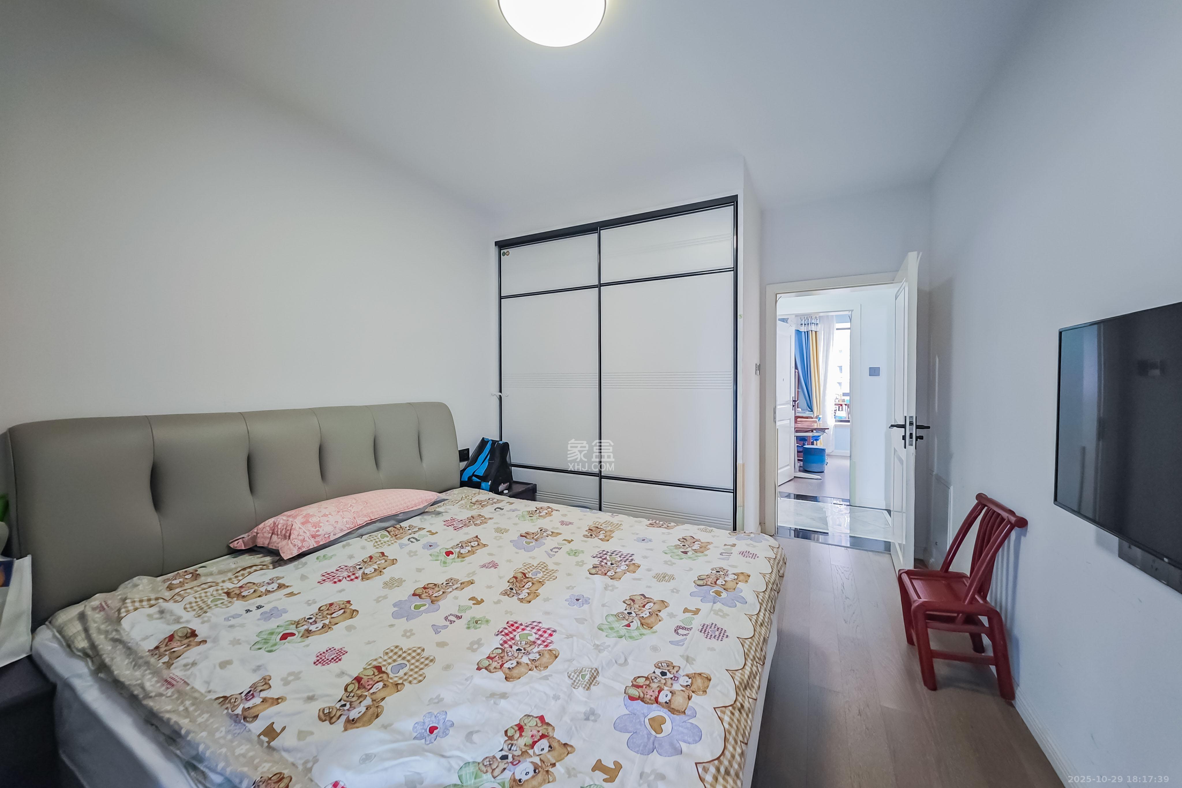 半山壹号 3室2厅2卫 155.0万 半山壹号 3室2厅2卫 155.0万卧室