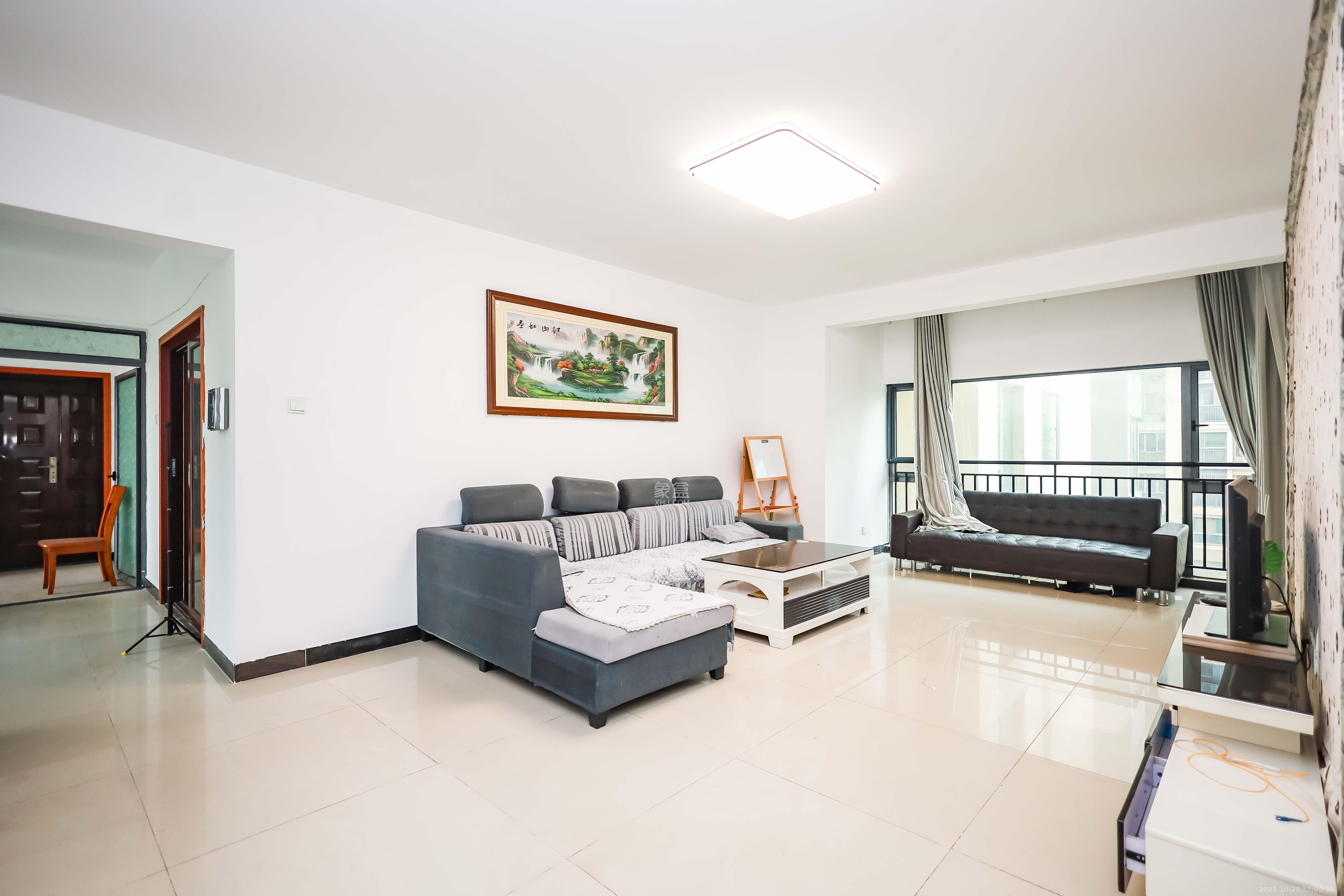 卓越蔚蓝海岸一期 3室2厅2卫 150.0万 卓越蔚蓝海岸一期 3室2厅2卫 150.0万客厅