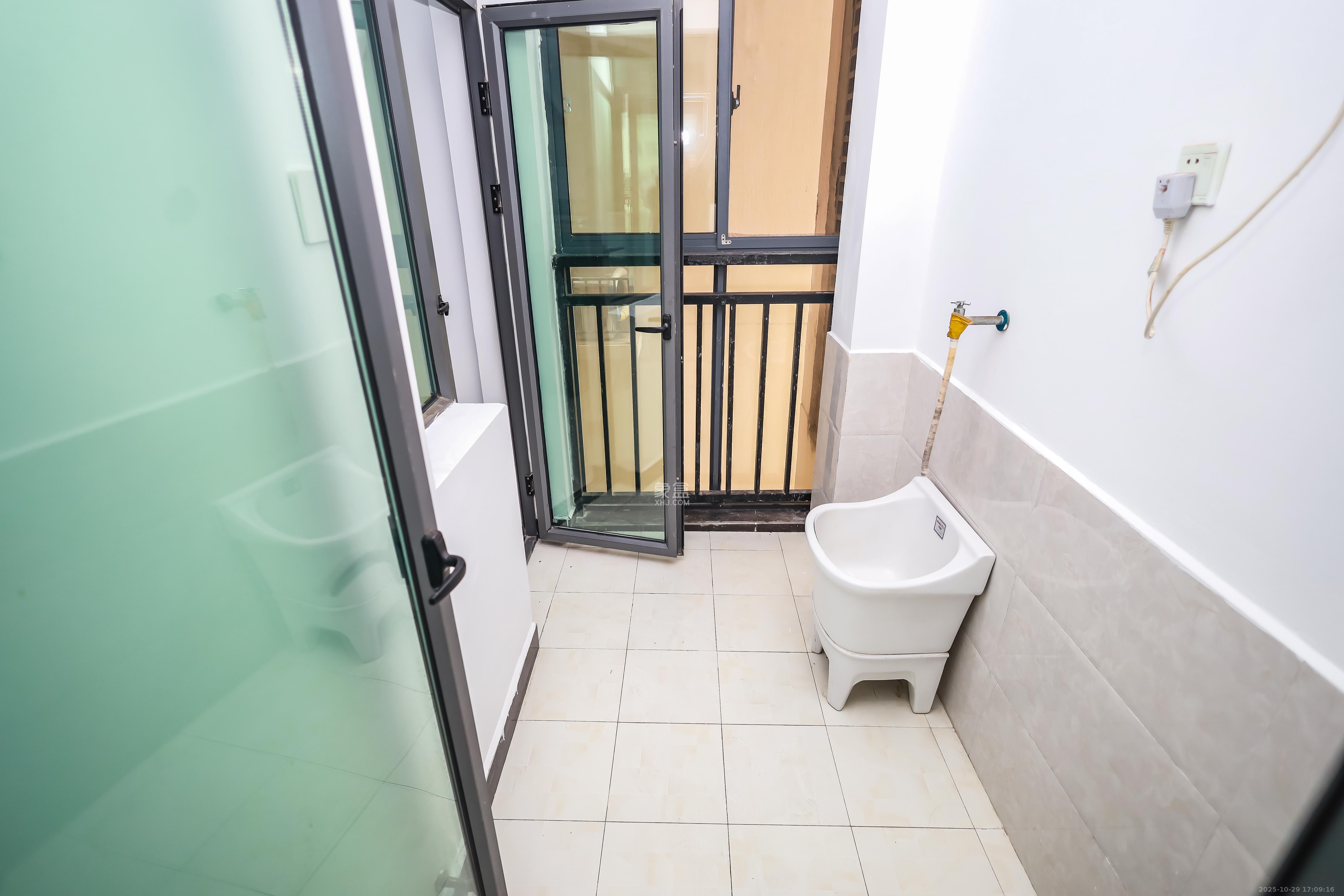 卓越蔚蓝海岸一期  3室2厅2卫    150.0万阳台