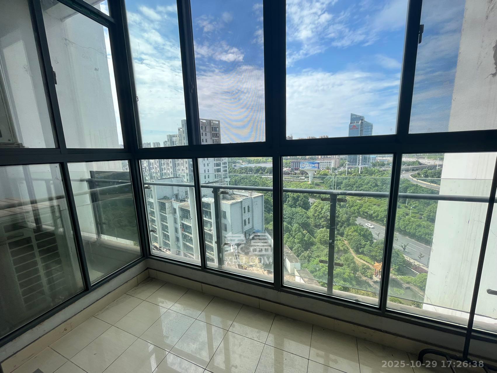 阳光100三期  3室2厅2卫    2500.0元/月 阳光100三期  3室2厅2卫    2500.0元/月室内图