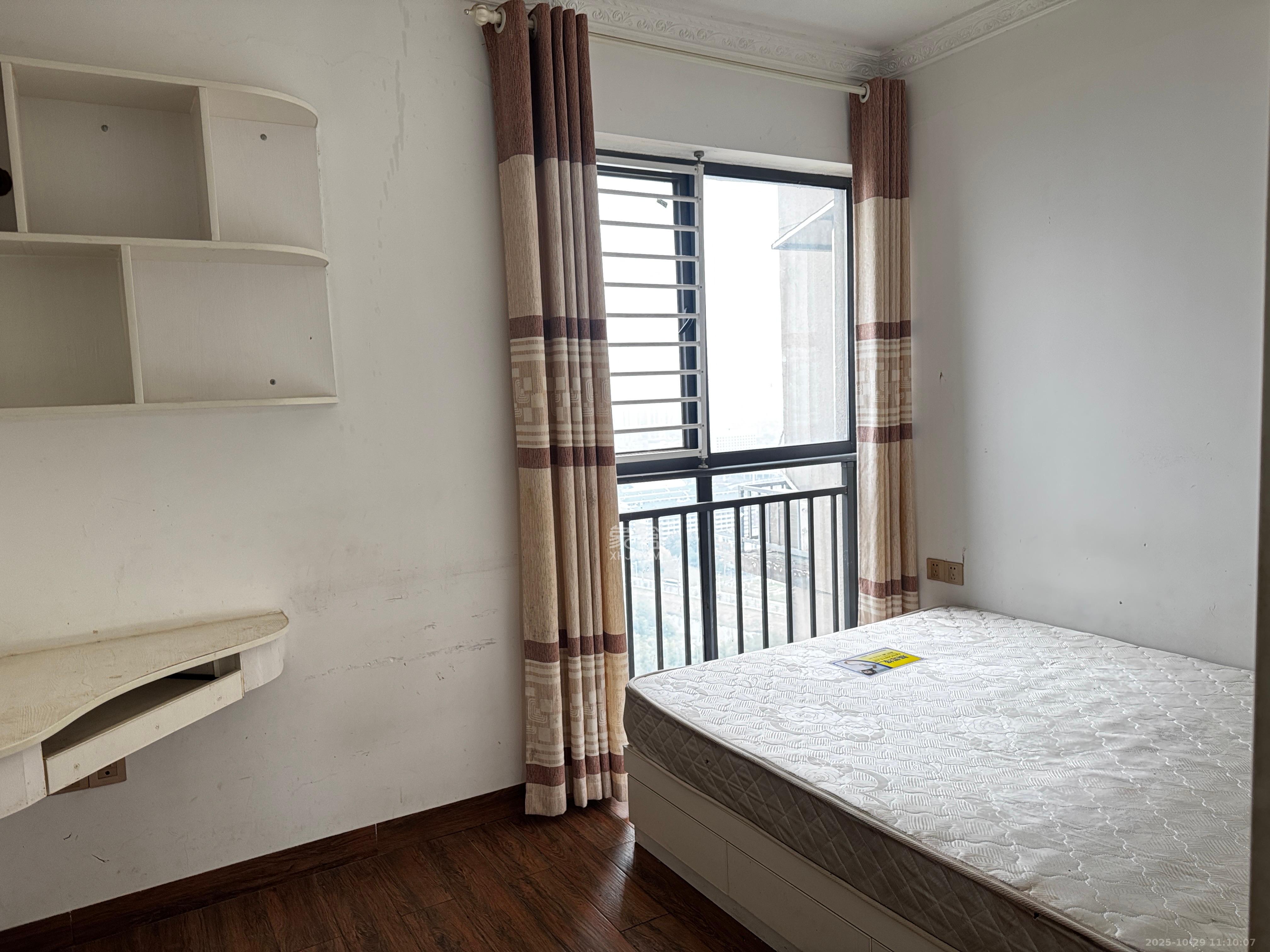 悦湖山  4室2厅1卫    2500.0元/月室内图